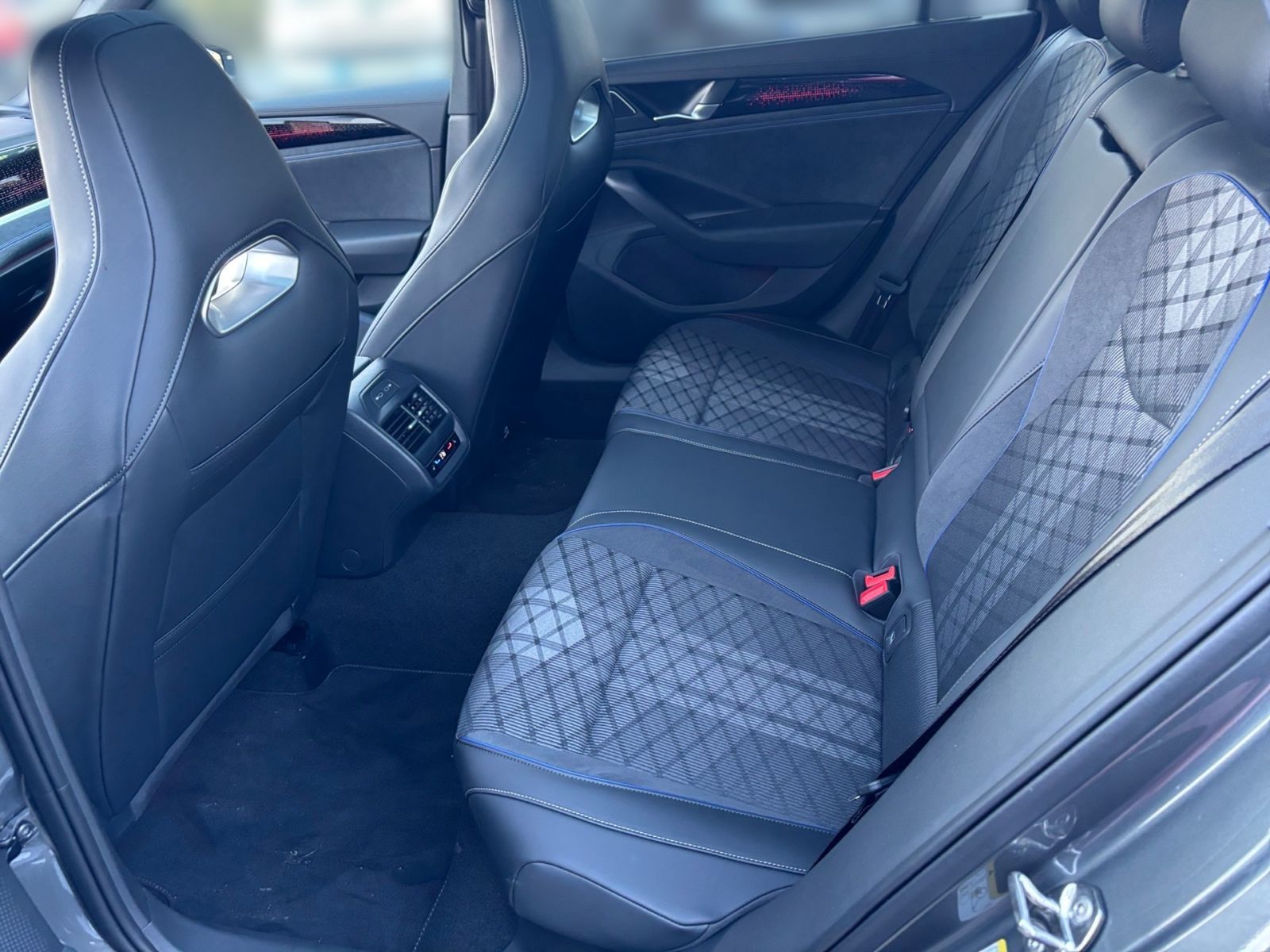 Fahrzeugabbildung Volkswagen Passat Variant R-Line 1,5 l eHybrid 177 PS DSG A