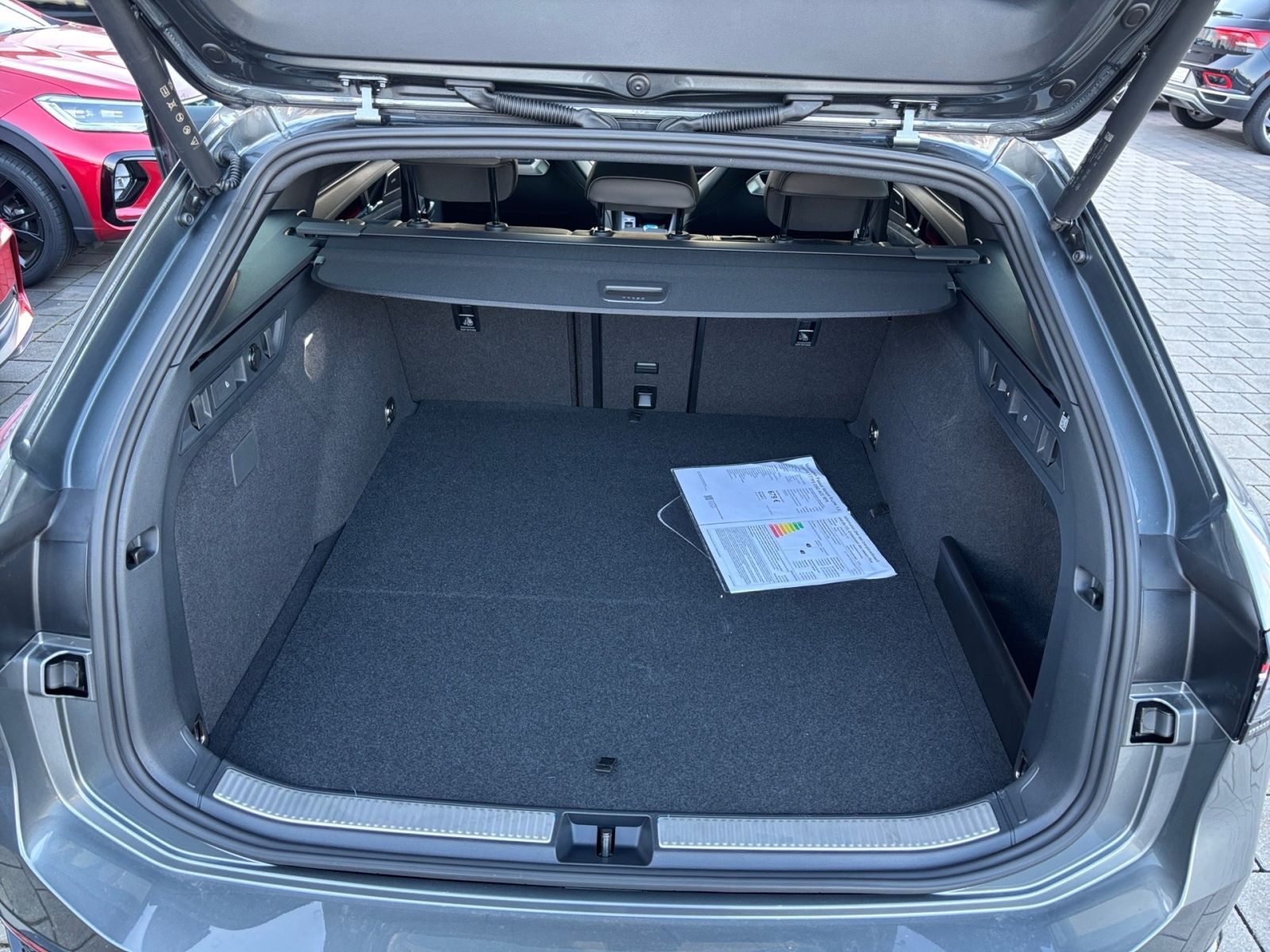 Fahrzeugabbildung Volkswagen Passat Variant R-Line 1,5 l eHybrid 177 PS DSG A