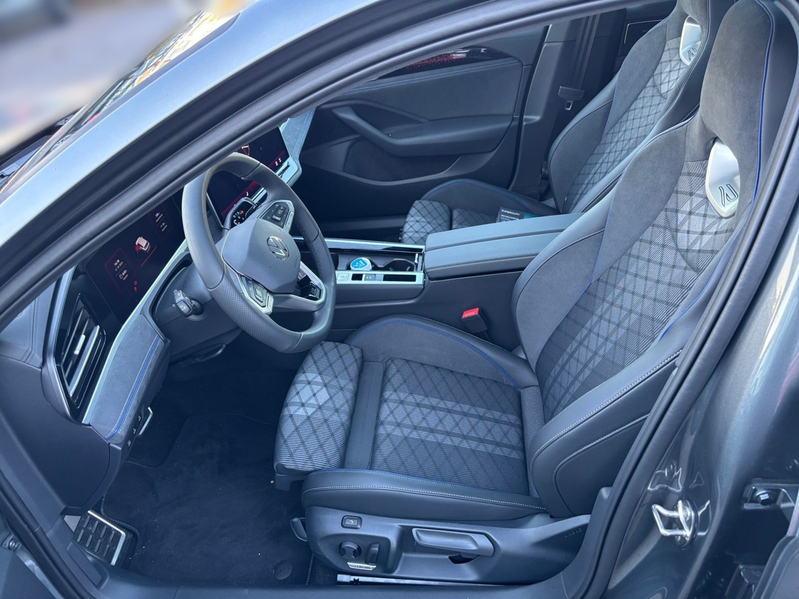 Fahrzeugabbildung Volkswagen Passat Variant R-Line 1,5 l eHybrid 177 PS DSG A