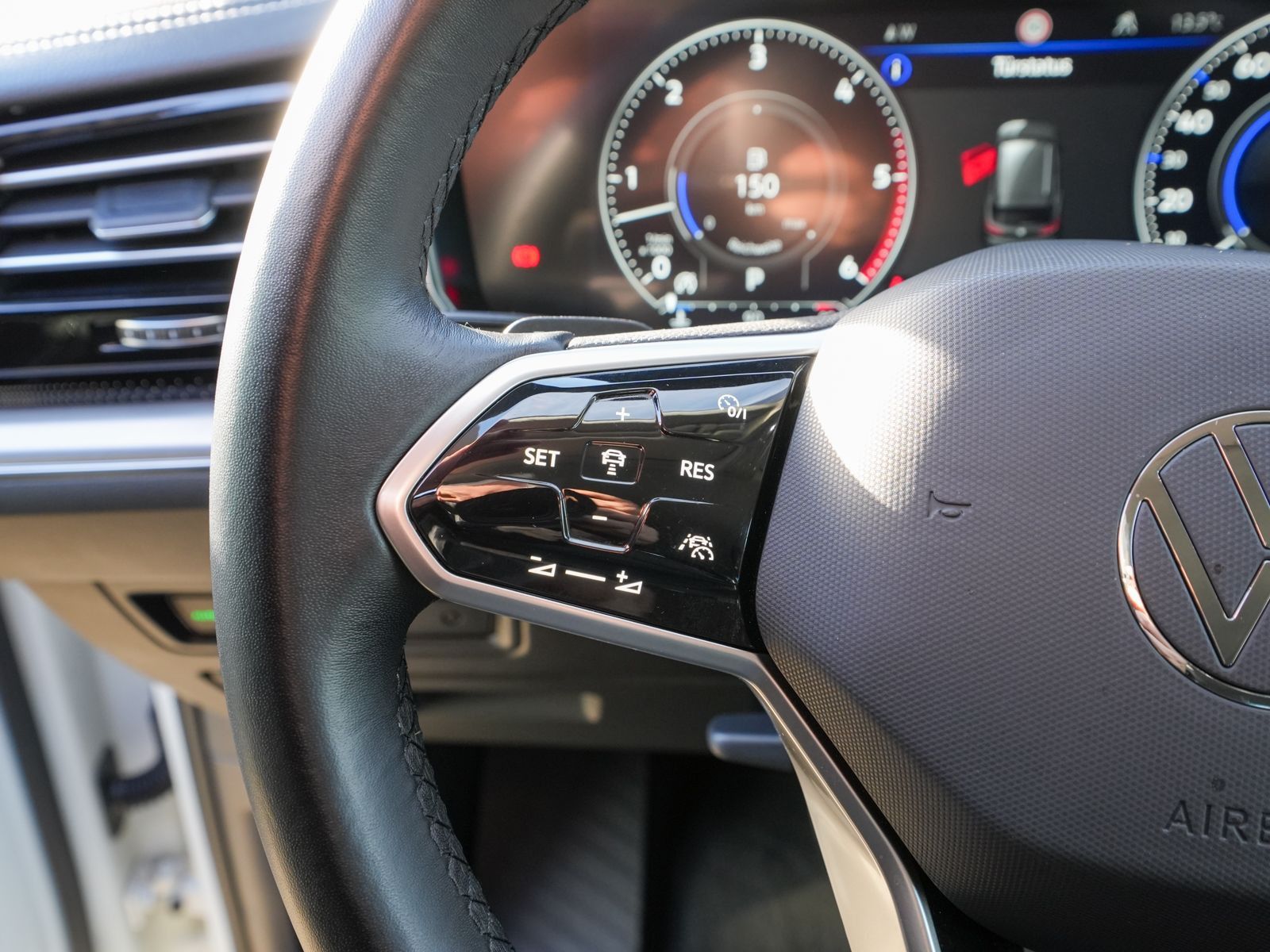 Fahrzeugabbildung Volkswagen Touareg R-Line 4x4 3.0TDI tiptronic Leder AHK