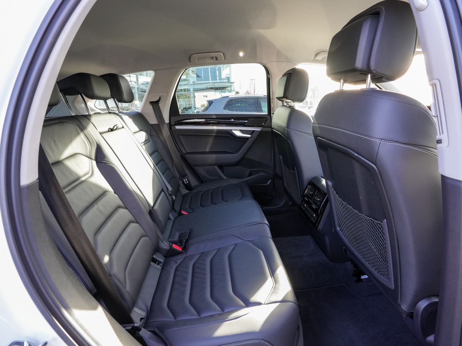 Fahrzeugabbildung Volkswagen Touareg R-Line 4x4 3.0TDI tiptronic Leder AHK