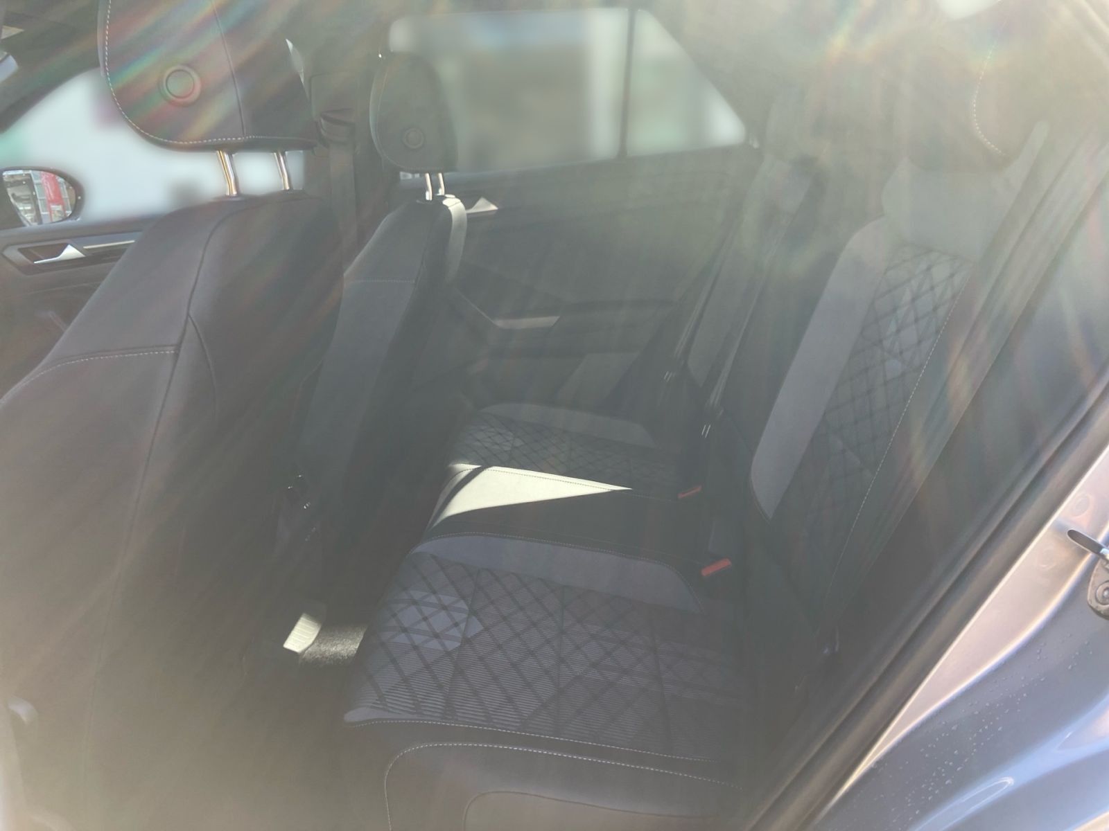 Fahrzeugabbildung Volkswagen T-Roc R-Line 1.5 l TSI DSG SHZ RFK ACC IQ.LIGHT