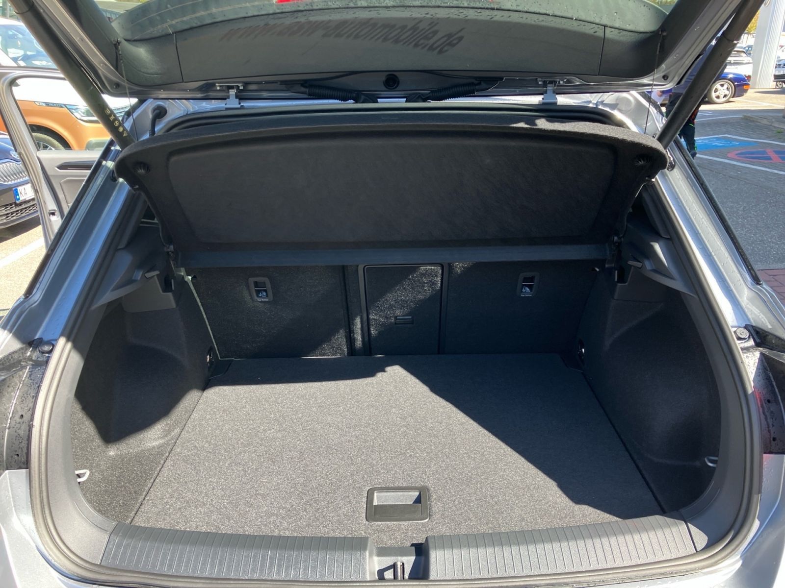 Fahrzeugabbildung Volkswagen T-Roc R-Line 1.5 l TSI DSG SHZ RFK ACC IQ.LIGHT