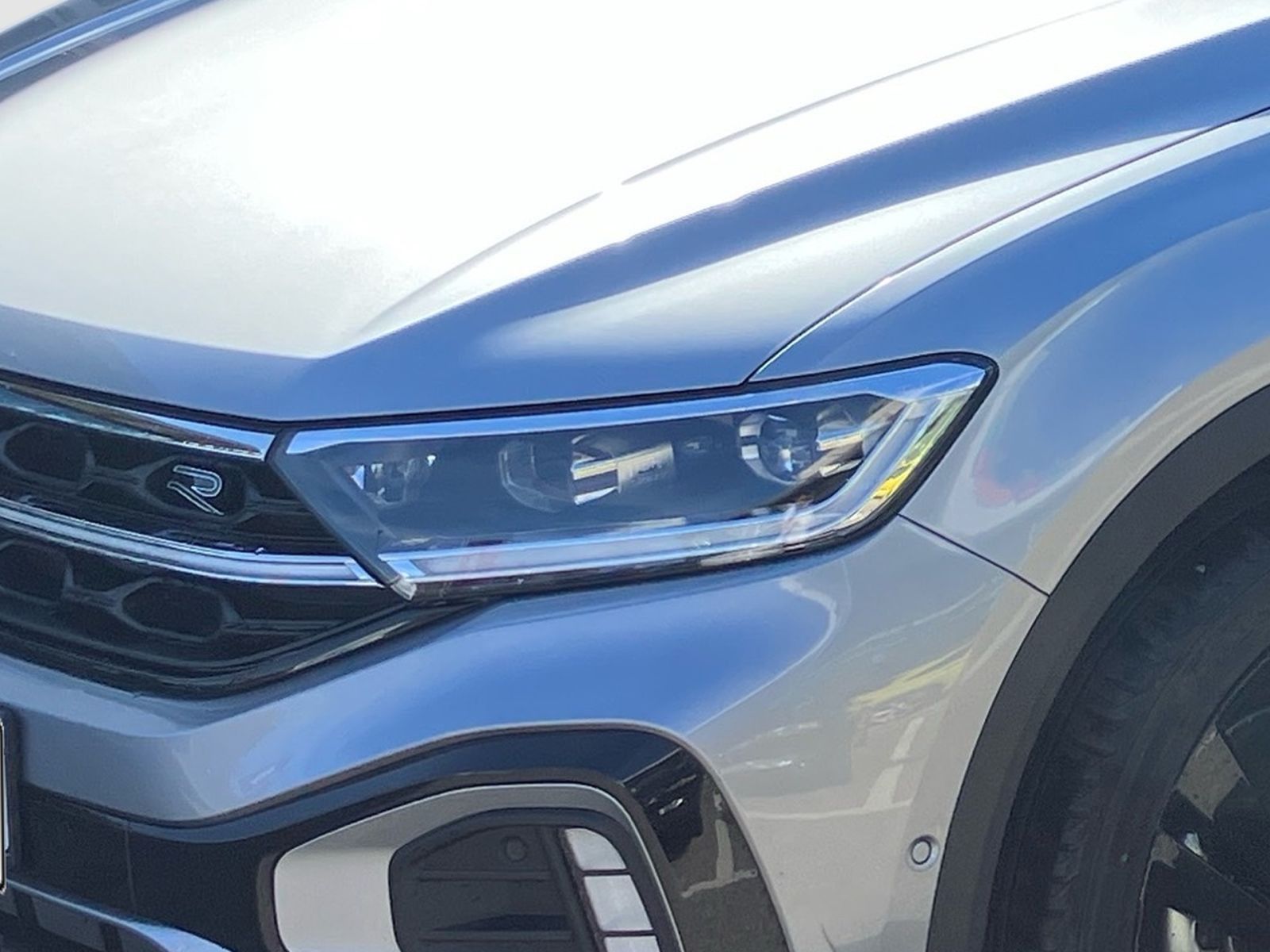 Fahrzeugabbildung Volkswagen T-Roc R-Line 1.5 l TSI DSG SHZ RFK ACC IQ.LIGHT