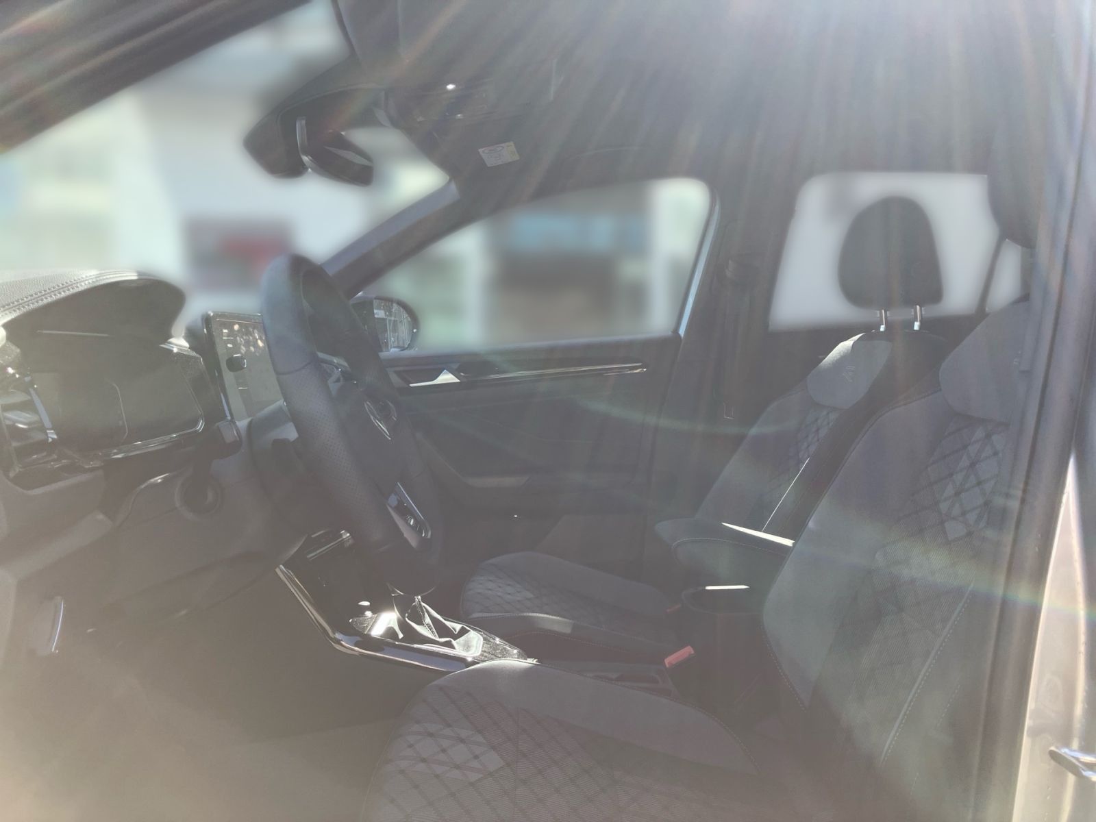 Fahrzeugabbildung Volkswagen T-Roc R-Line 1.5 l TSI DSG SHZ RFK ACC IQ.LIGHT