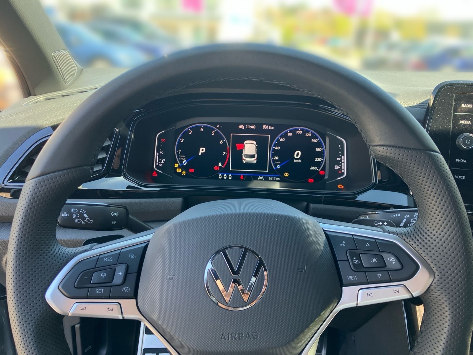 Fahrzeugabbildung Volkswagen T-Roc R-Line 1.5 l TSI DSG SHZ RFK ACC IQ.LIGHT
