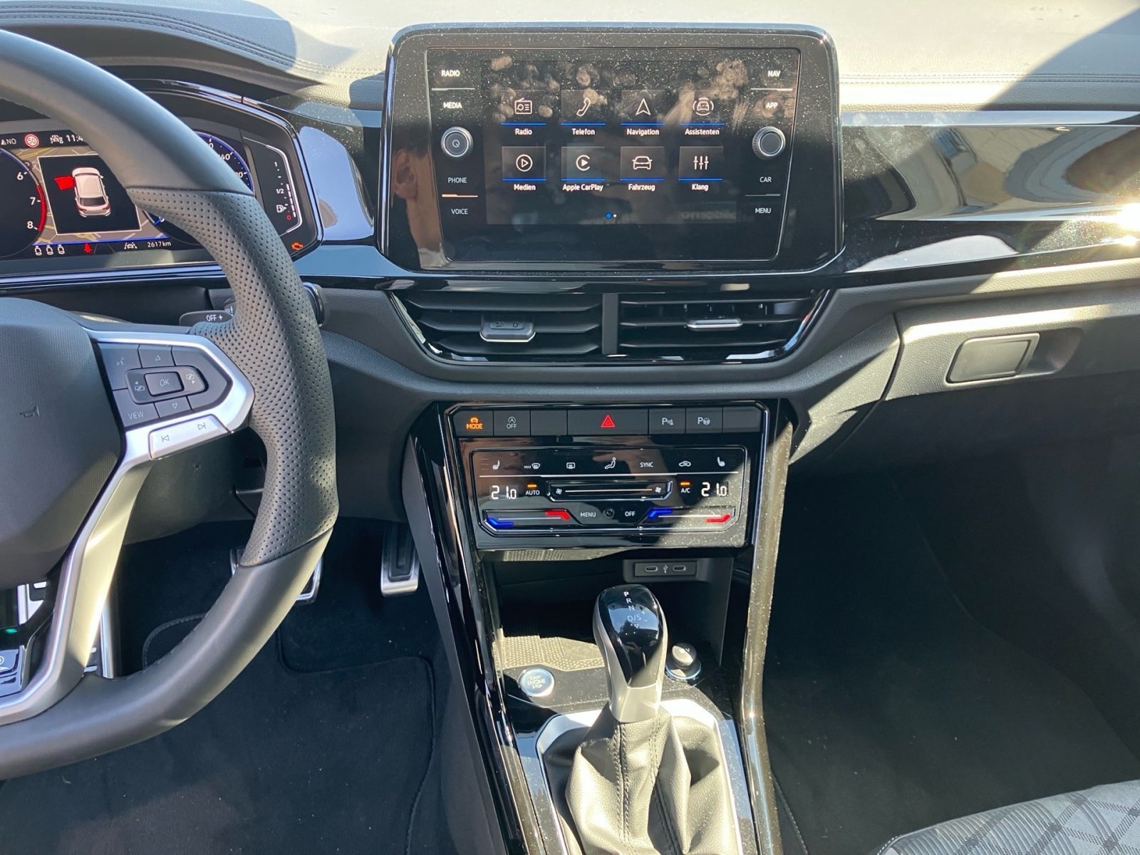 Fahrzeugabbildung Volkswagen T-Roc R-Line 1.5 l TSI DSG SHZ RFK ACC IQ.LIGHT