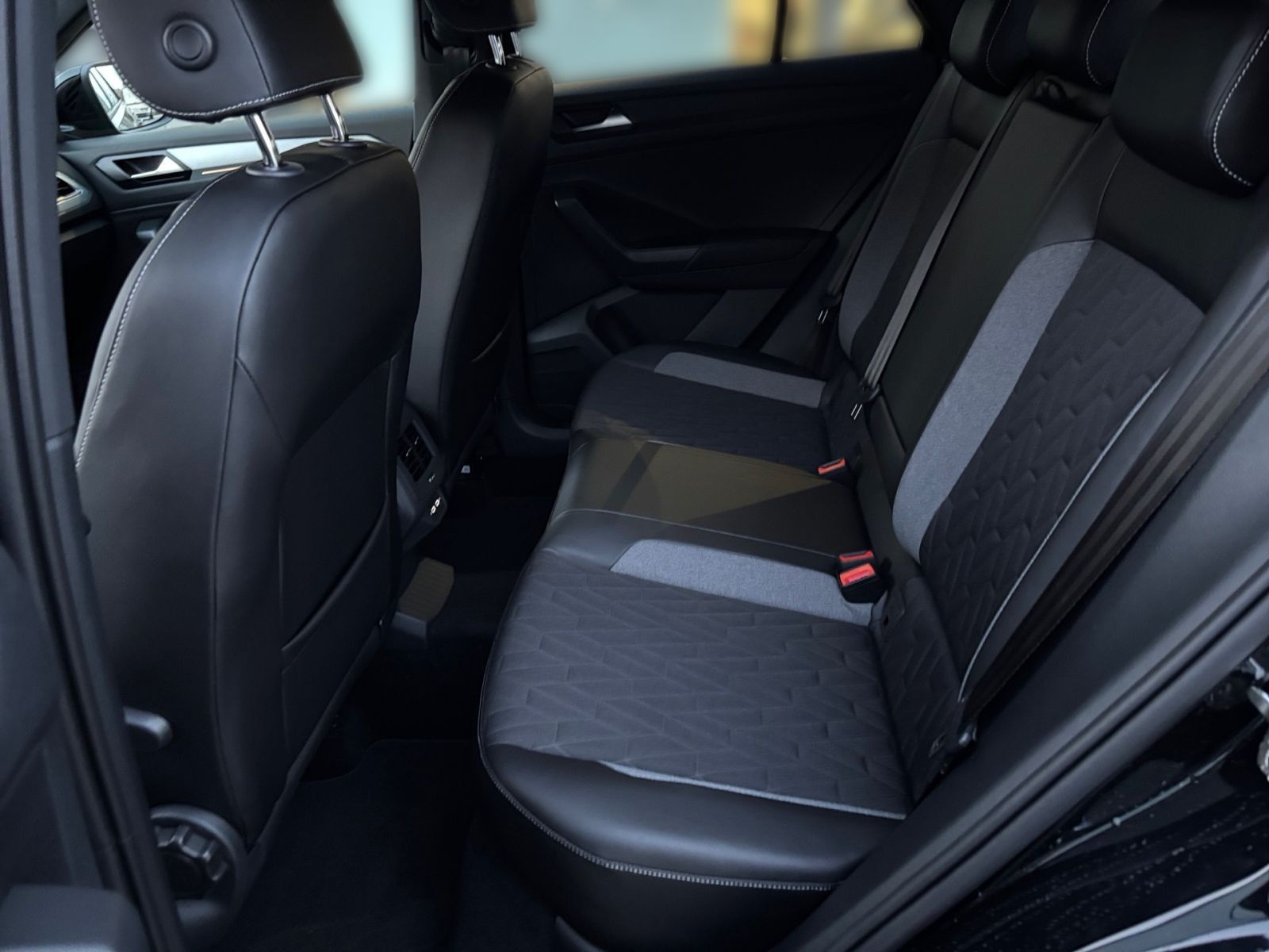 Fahrzeugabbildung Volkswagen T-Roc Life 1.5 l TSI OPF 110 kW (150 PS) 7-Gang-