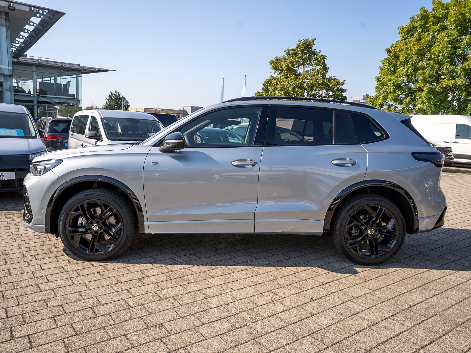 Fahrzeugabbildung Volkswagen Tiguan R-Line 2.0 TDI DSG LED PANO NAVI HUD AHK