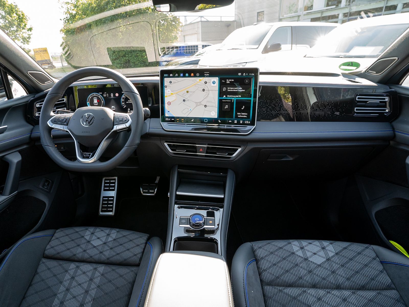 Fahrzeugabbildung Volkswagen Tiguan R-Line 2.0 TDI DSG LED PANO NAVI HUD AHK