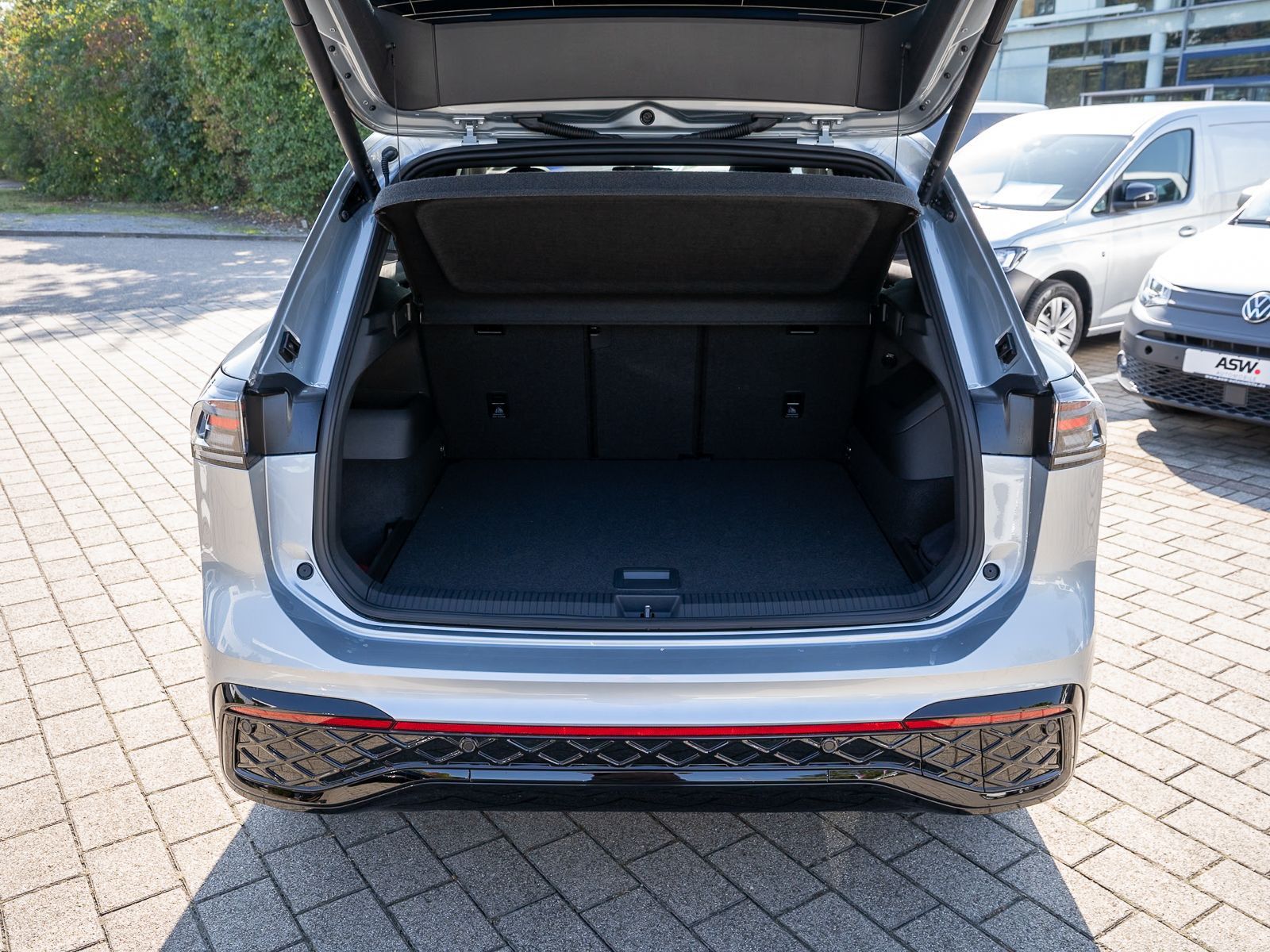 Fahrzeugabbildung Volkswagen Tiguan R-Line 2.0 TDI DSG LED PANO NAVI HUD AHK
