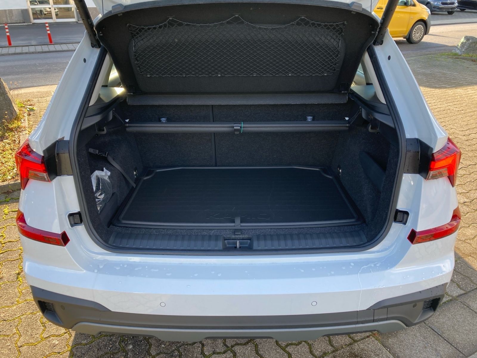 Fahrzeugabbildung SKODA Kamiq Tour 1,5TSI 150PS DSG Kamera SHZ ACC Navi