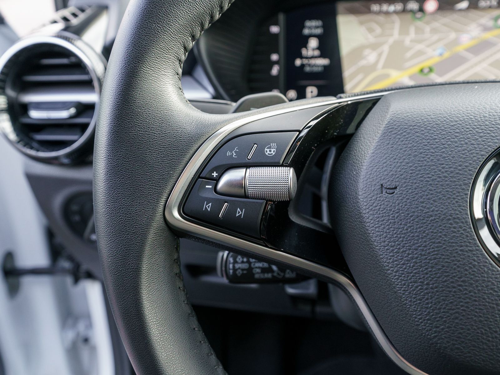 Fahrzeugabbildung SKODA Fabia Drive 1.0 TSI DSG LED Navi Pano ACC RFK VC