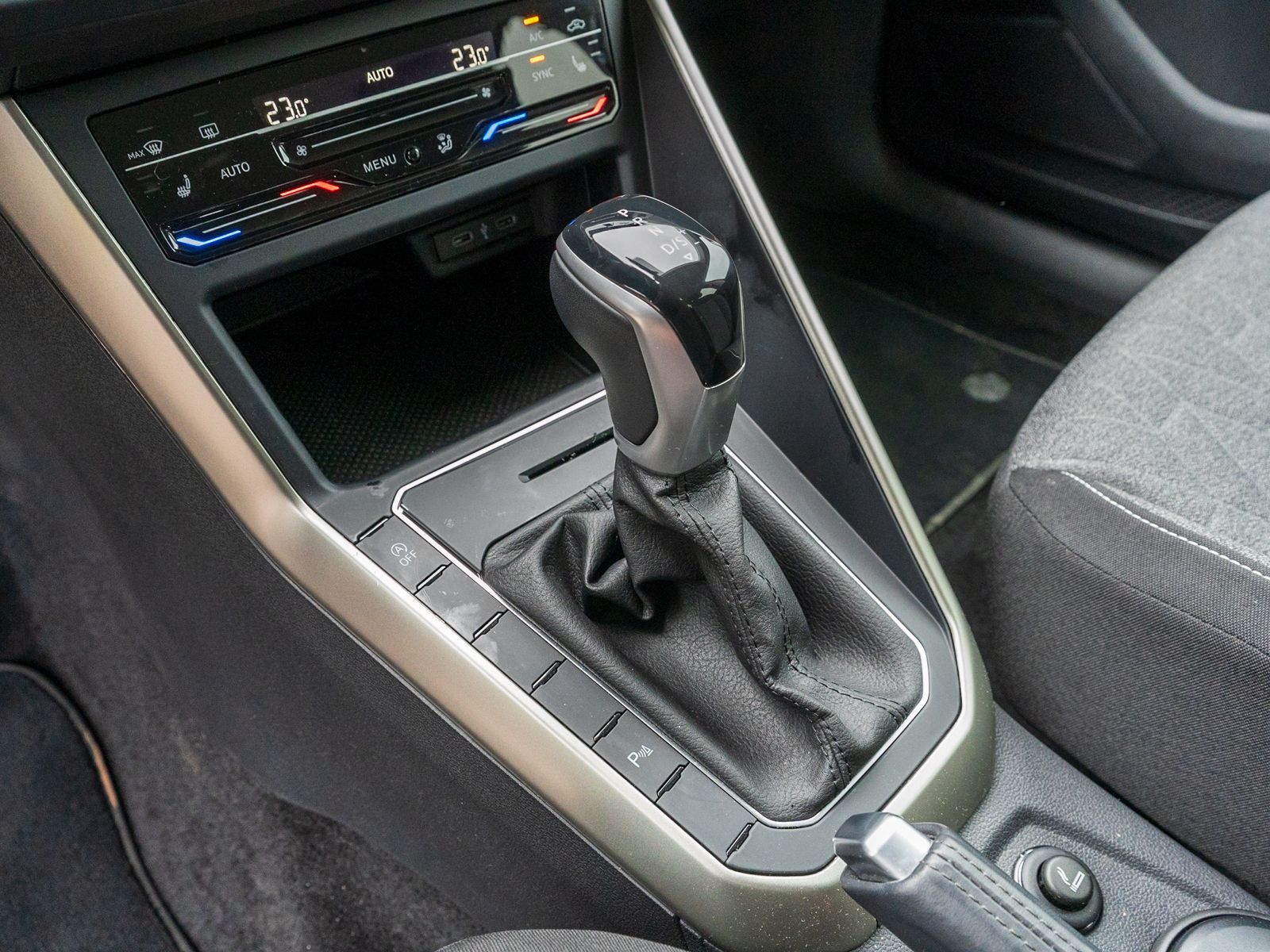 Fahrzeugabbildung Volkswagen Polo Move 1.0TSI DSG LED Navi RFK ACC AHK SHZ