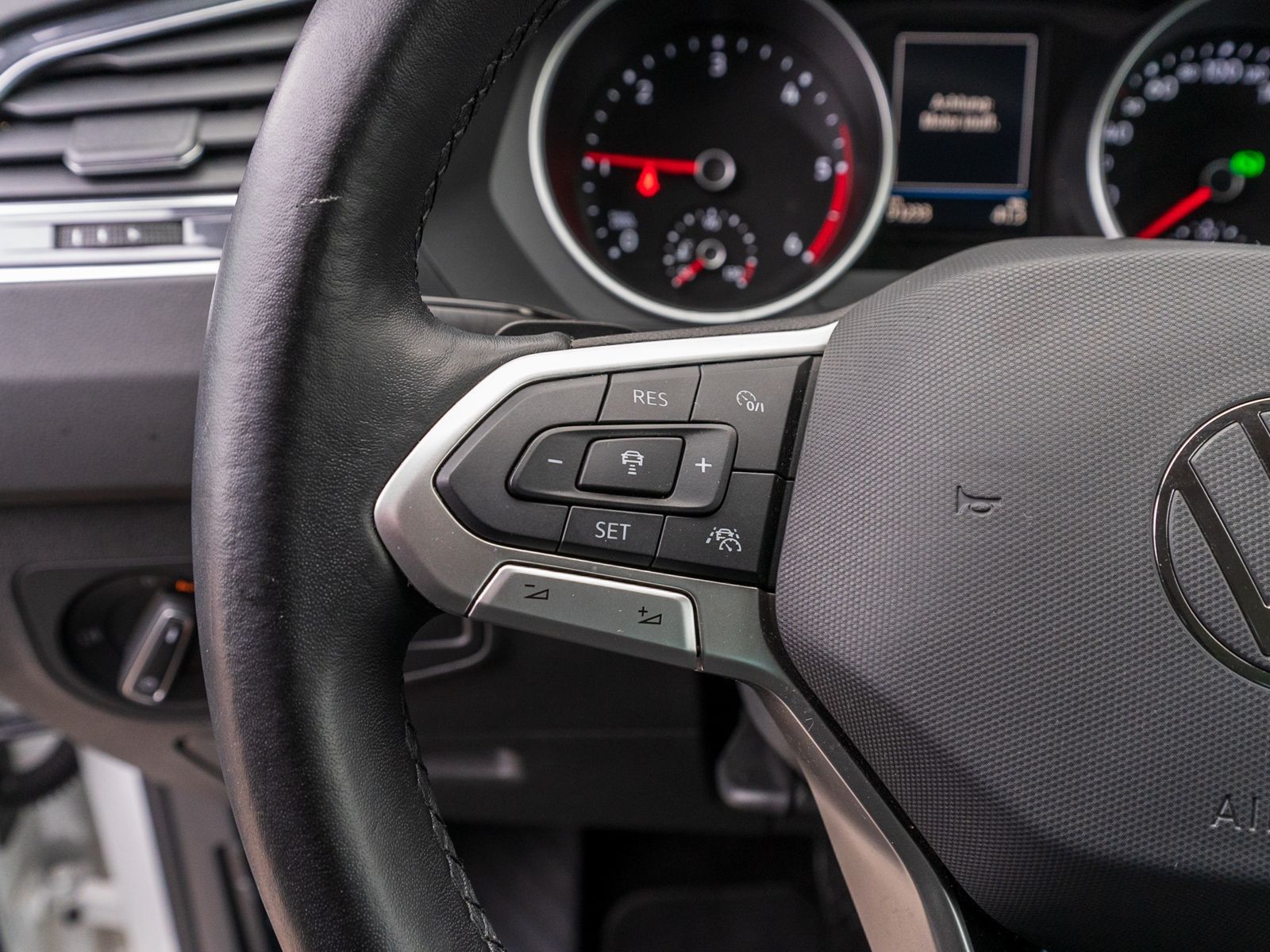 Fahrzeugabbildung Volkswagen Tiguan Life 2.0 TDI 4M DSG Navi LED ACC RFK SHZ