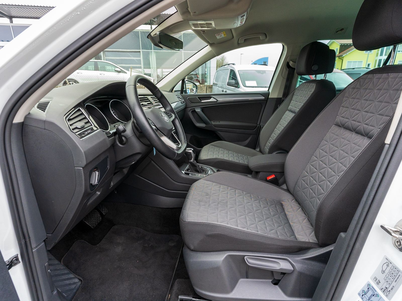 Fahrzeugabbildung Volkswagen Tiguan Life 2.0 TDI 4M DSG Navi LED ACC RFK SHZ