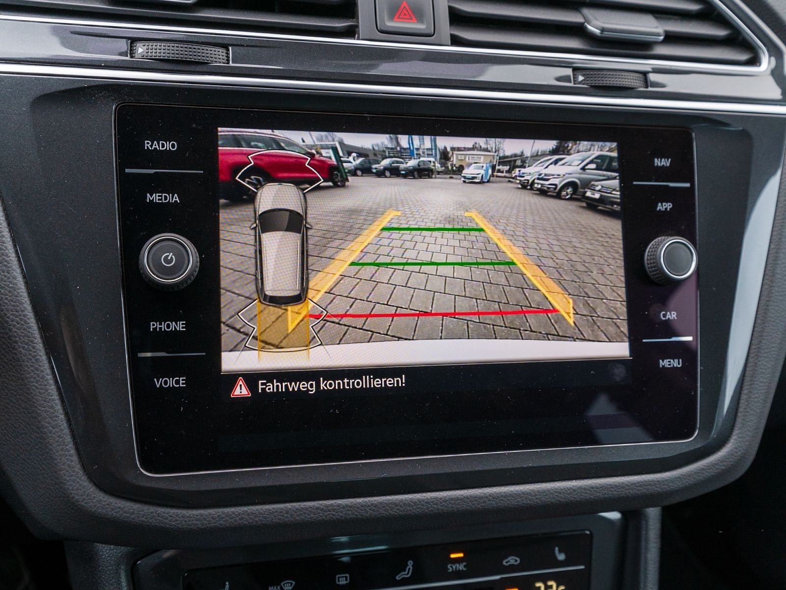 Fahrzeugabbildung Volkswagen Tiguan Life 2.0 TDI 4M DSG Navi LED ACC RFK SHZ