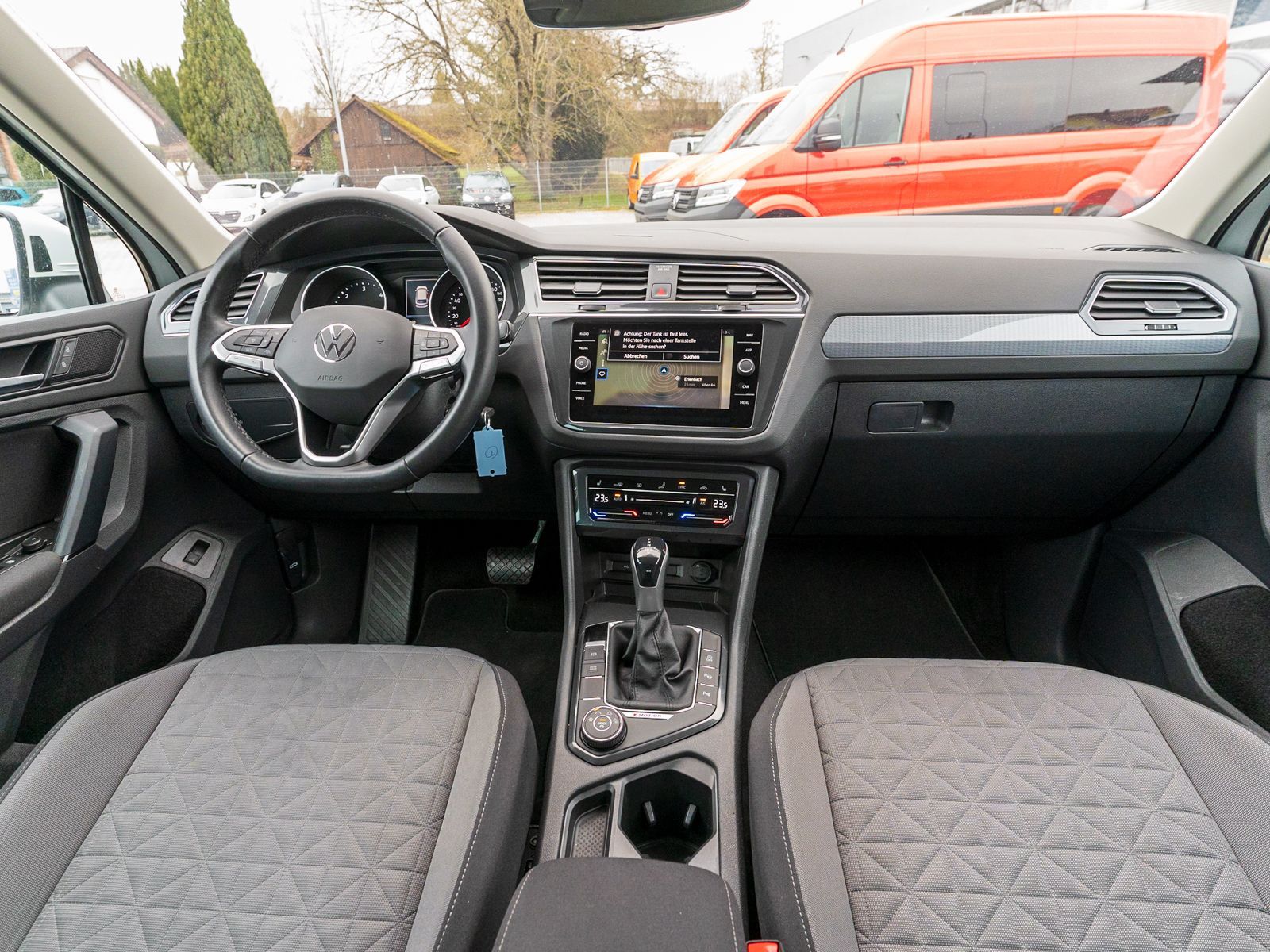 Fahrzeugabbildung Volkswagen Tiguan Life 2.0 TDI 4M DSG Navi LED ACC RFK SHZ
