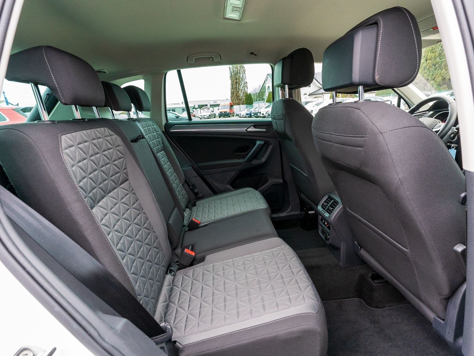 Fahrzeugabbildung Volkswagen Tiguan Life 2.0 TDI 4M DSG Navi LED ACC RFK SHZ