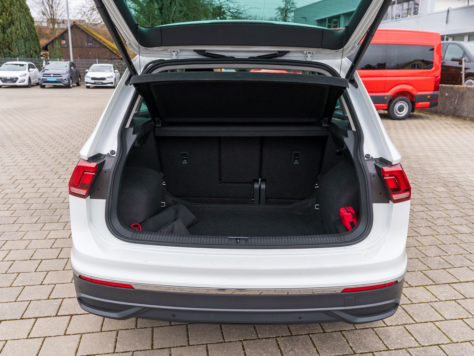 Fahrzeugabbildung Volkswagen Tiguan Life 2.0 TDI 4M DSG Navi LED ACC RFK SHZ
