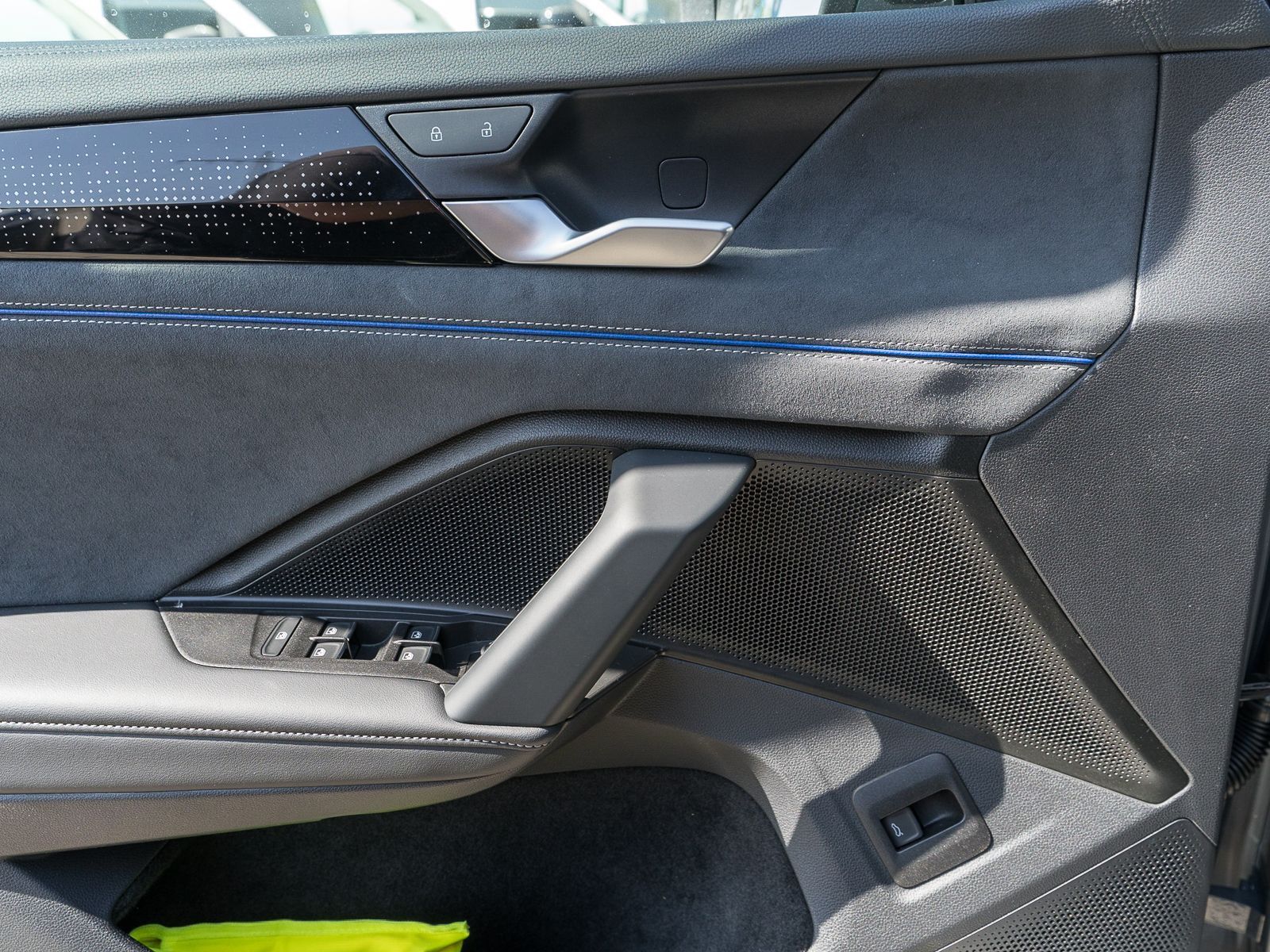 Fahrzeugabbildung Volkswagen Tayron R-Line 2.0 TDI 4M DSG LED HUD PANO AHK VC