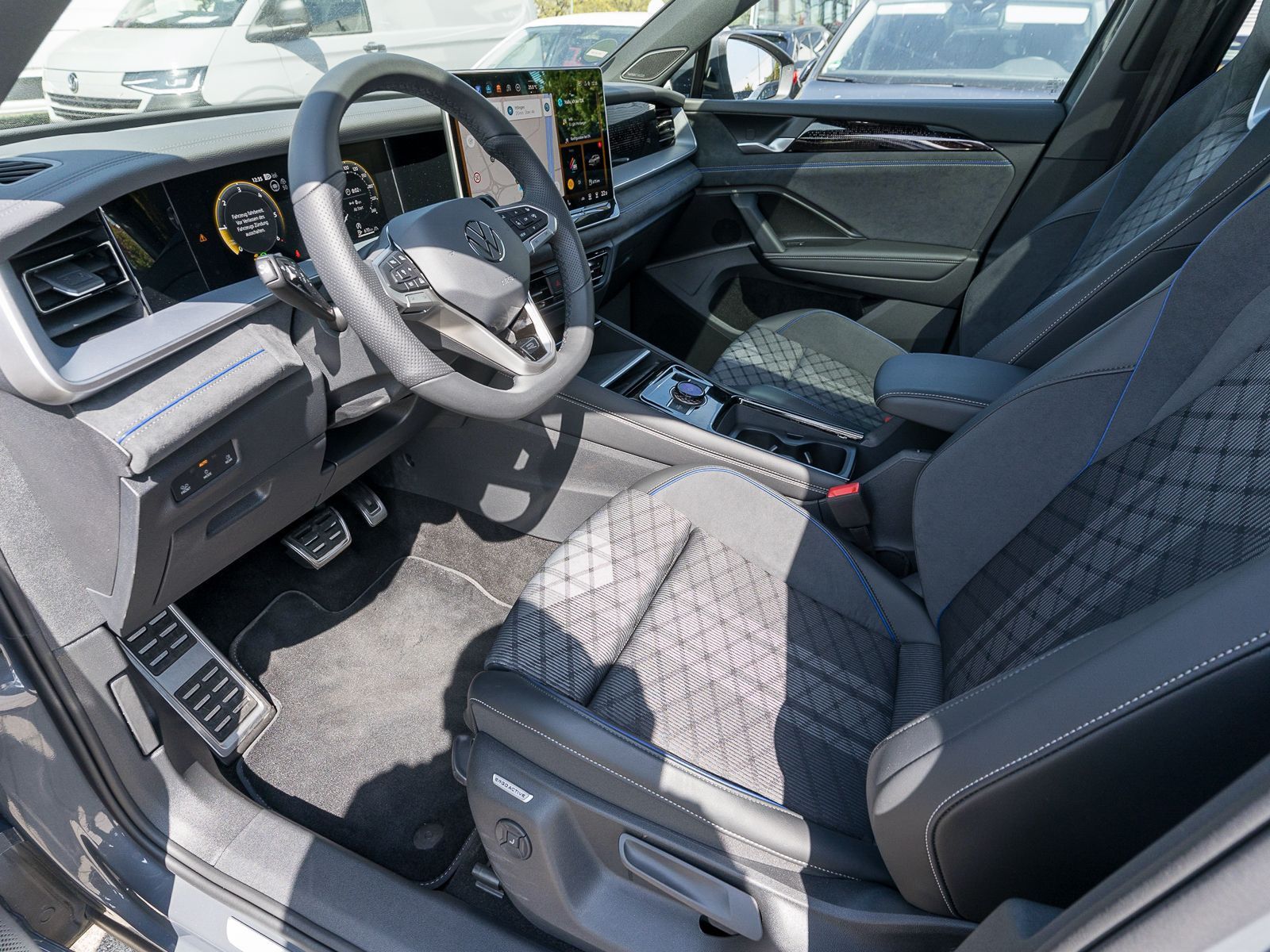 Fahrzeugabbildung Volkswagen Tayron R-Line 2.0 TDI 4M DSG LED HUD PANO AHK VC
