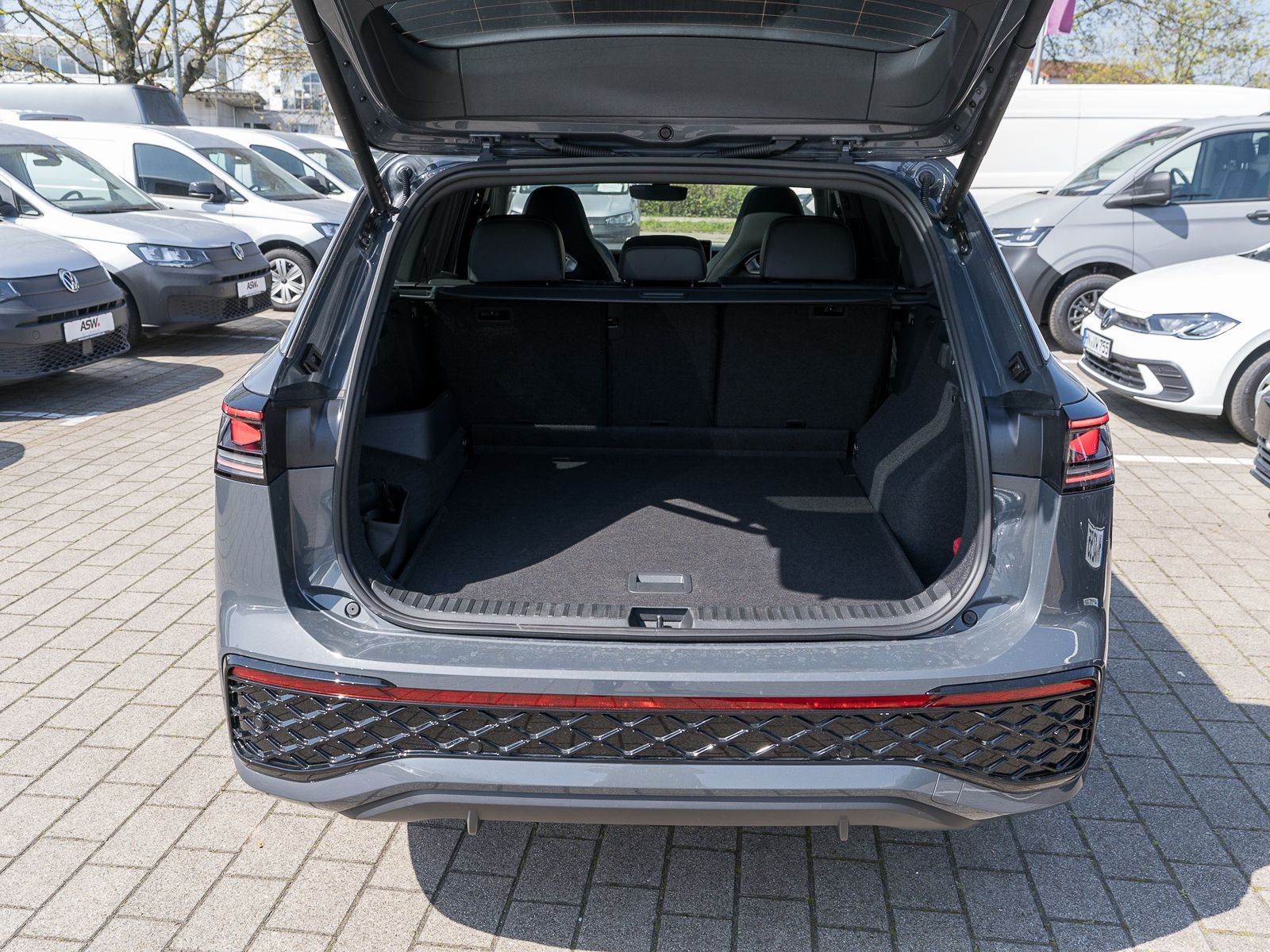 Fahrzeugabbildung Volkswagen Tayron R-Line 2.0 TDI 4M DSG LED HUD PANO AHK VC