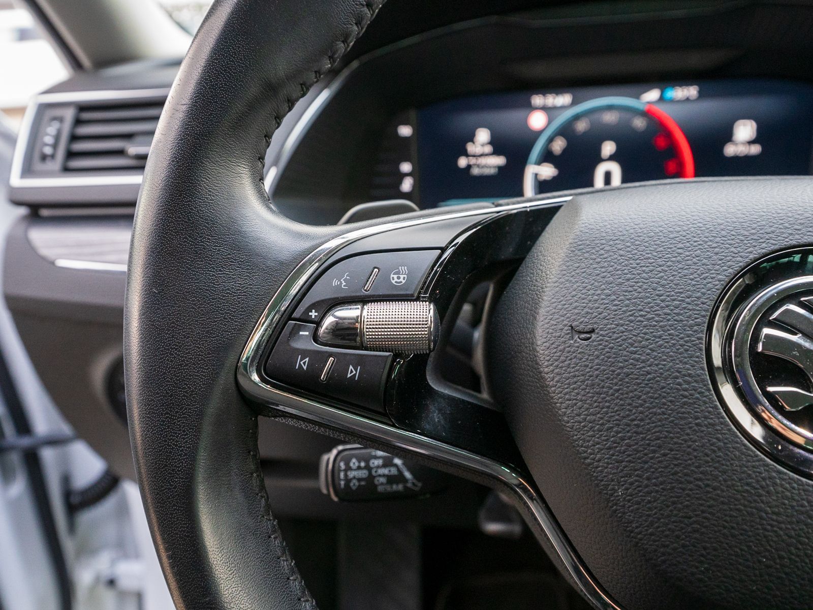 Fahrzeugabbildung SKODA Superb Combi Style 2.0 TDI DSG Navi ACC RFK AHK