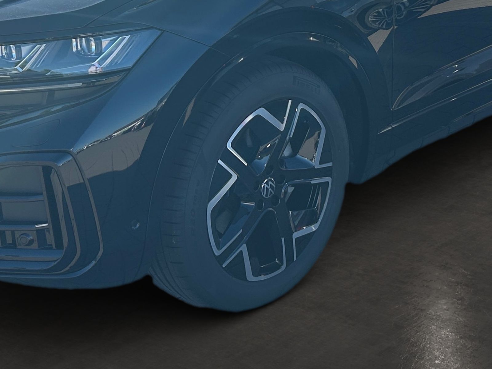 Fahrzeugabbildung Volkswagen Touareg R-Line 286PS Luftfahrwerk Allradlenkung