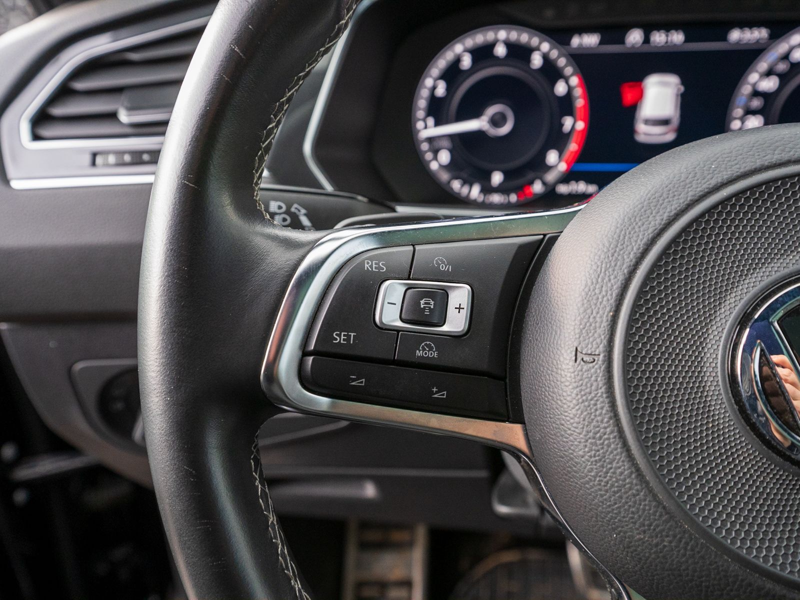 Fahrzeugabbildung Volkswagen Tiguan Allspace R-Line 2.0TSI 4M DSG LED HUD AHK