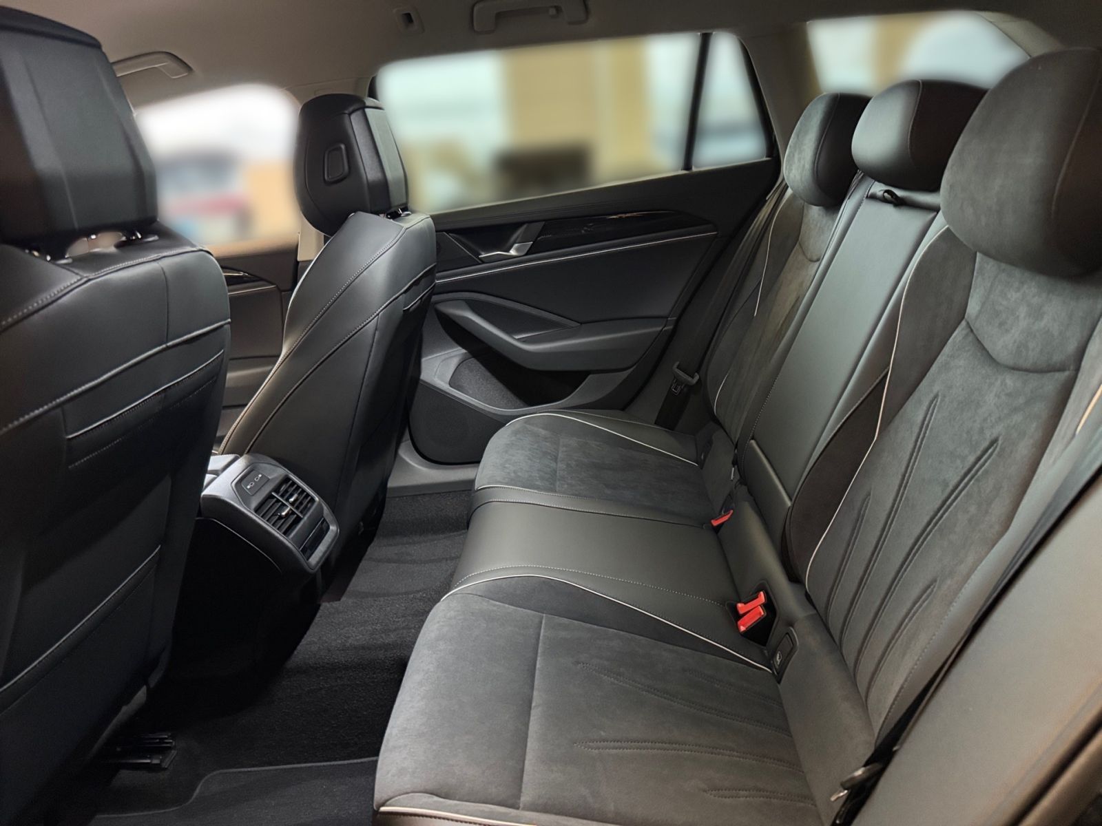 Fahrzeugabbildung Volkswagen Passat Variant Business 2.0 TDI DSG LED SHZ AHK