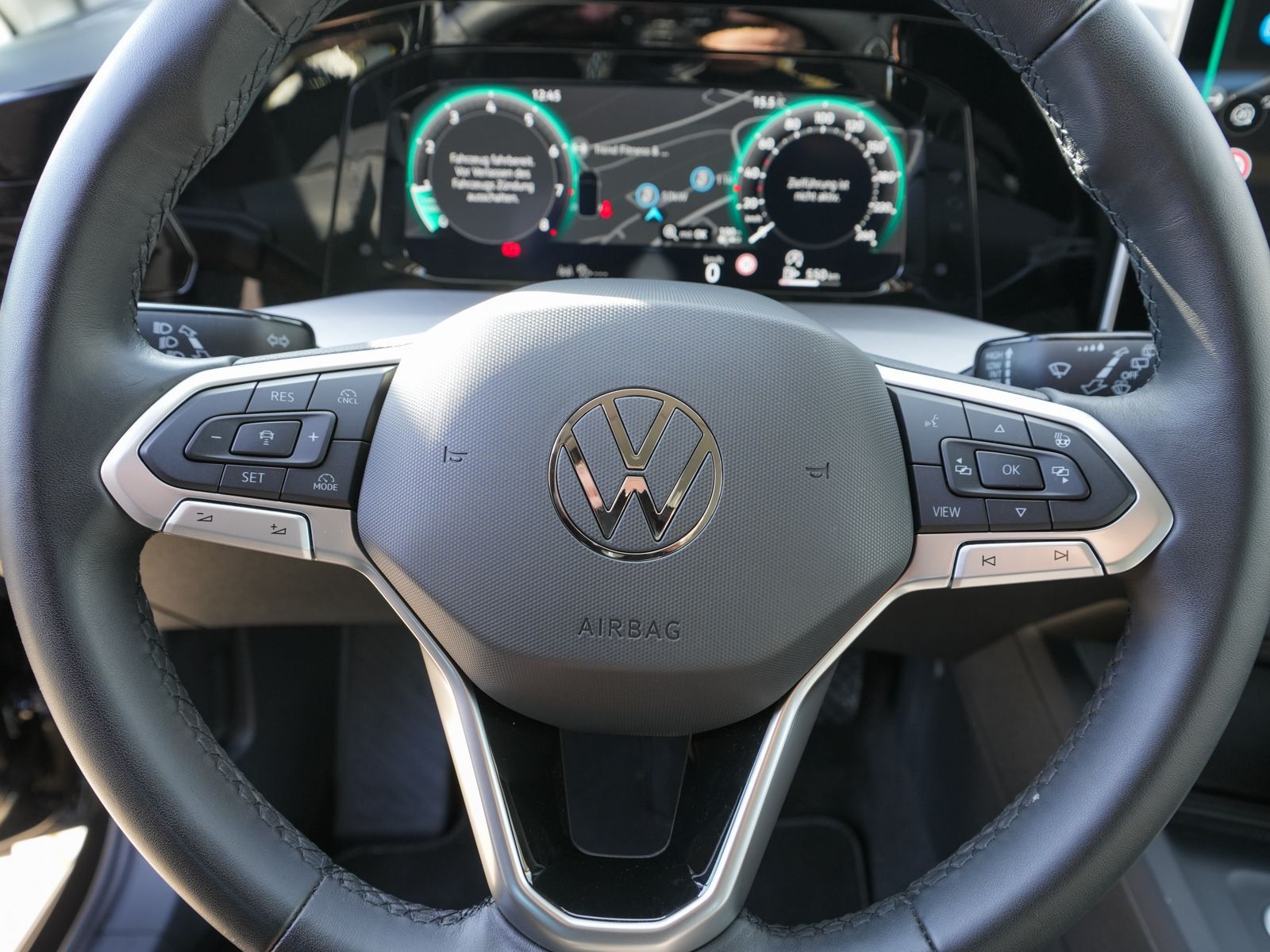 Fahrzeugabbildung Volkswagen Golf Life 1.5 TSI Navi LED ACC SHZ PDC AHK