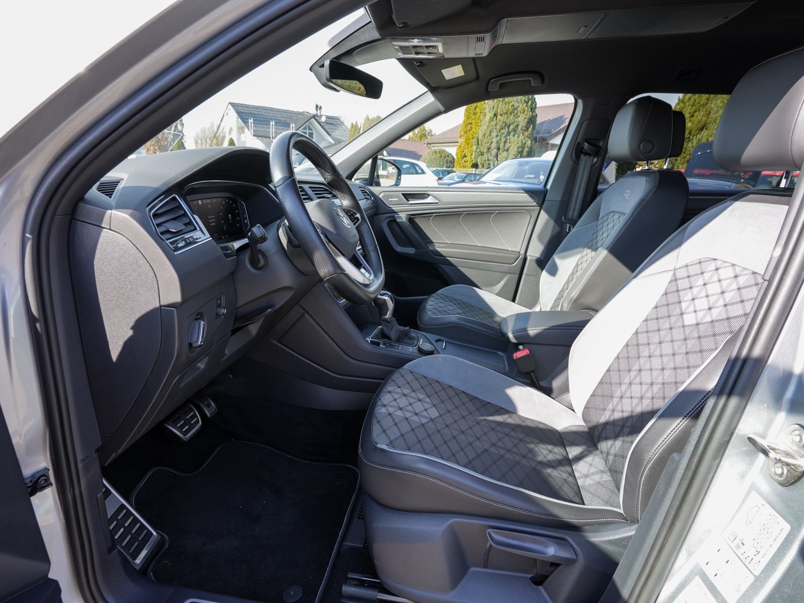 Fahrzeugabbildung Volkswagen Tiguan Allspace R-Line 4M 2.0 TDI DSG Stdhzg AHK
