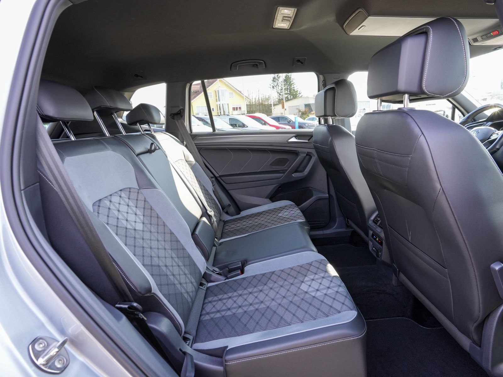 Fahrzeugabbildung Volkswagen Tiguan Allspace R-Line 4M 2.0 TDI DSG Stdhzg AHK