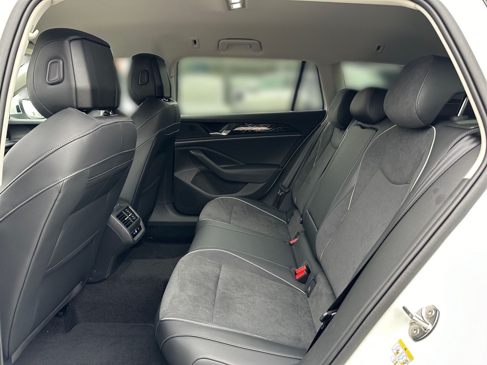 Fahrzeugabbildung Volkswagen Passat Business 1.5 eHybrid 204PS DSG ACC RFK
