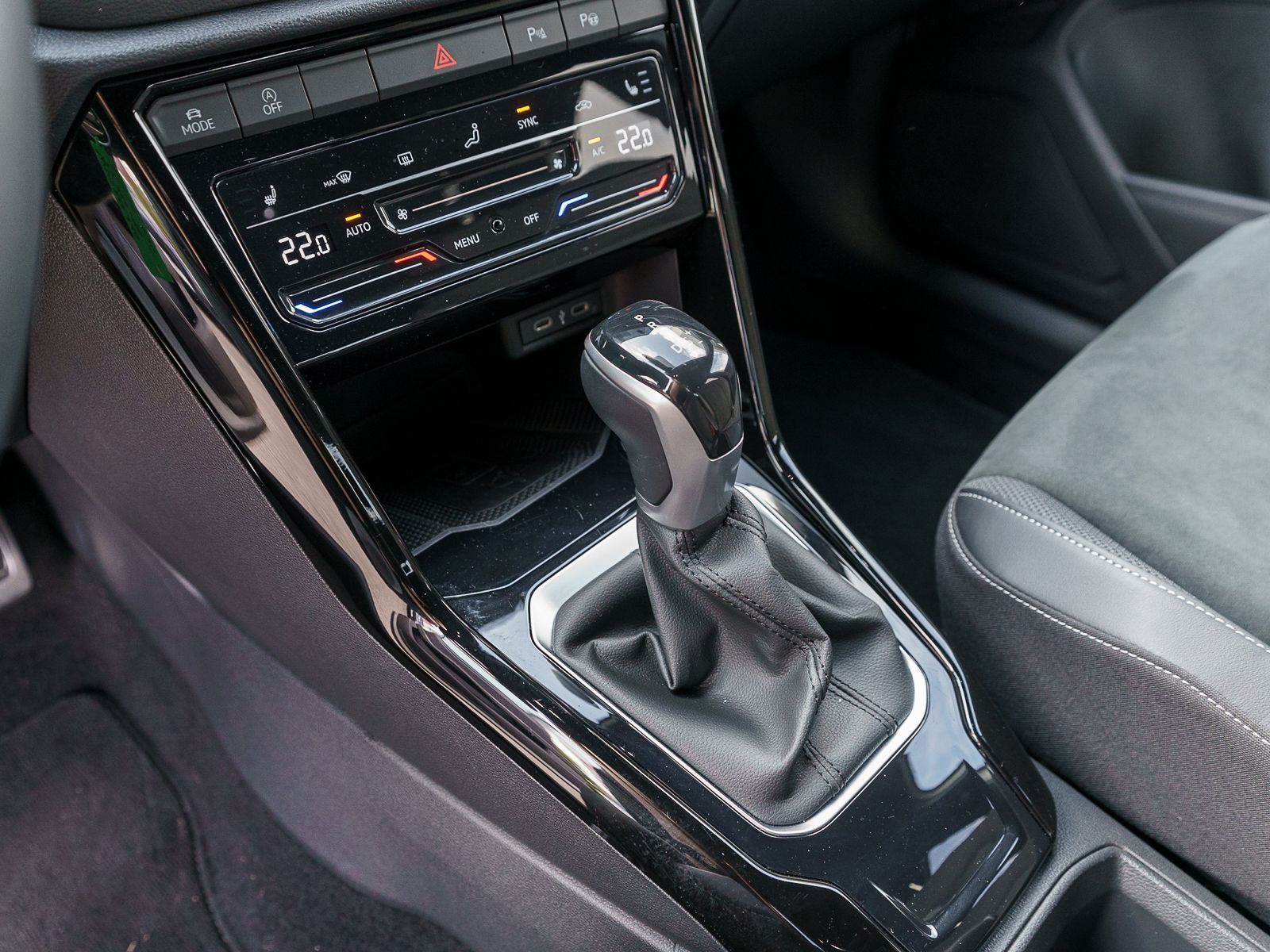 Fahrzeugabbildung Volkswagen T-ROC R-Line 2,0 TDI DSG LED NAVI RFK ACC VC AHK