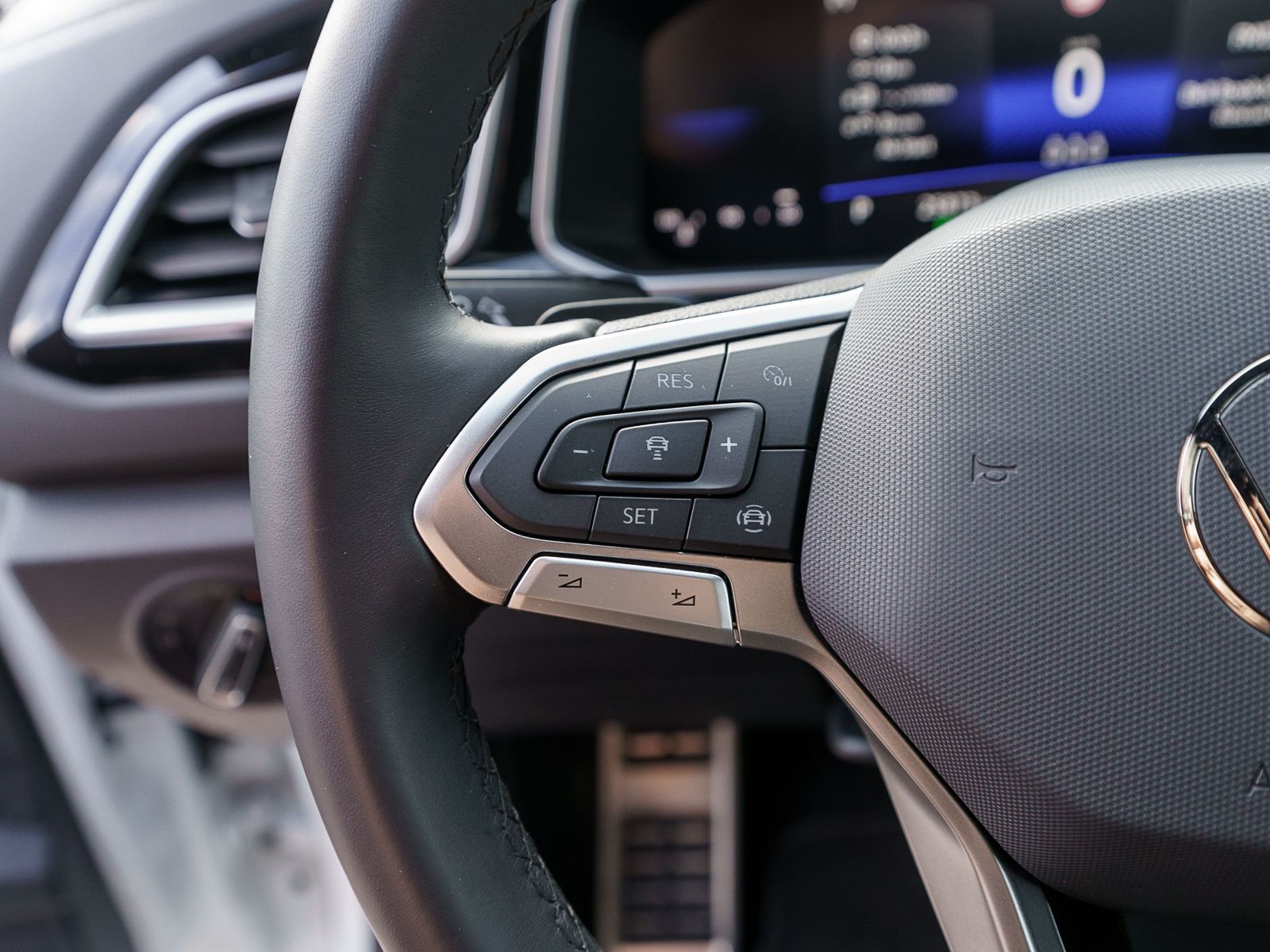 Fahrzeugabbildung Volkswagen T-ROC R-Line 2,0 TDI DSG LED NAVI RFK ACC VC AHK