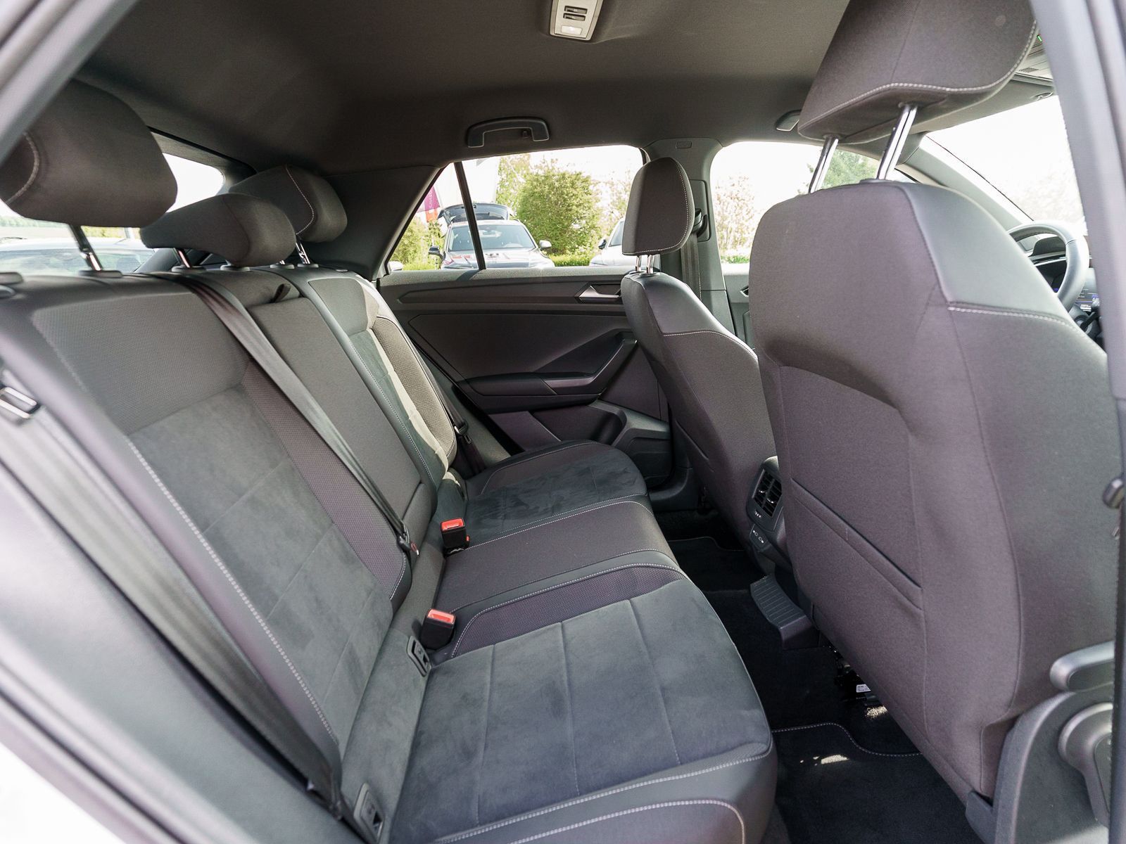 Fahrzeugabbildung Volkswagen T-ROC R-Line 2,0 TDI DSG LED NAVI RFK ACC VC AHK