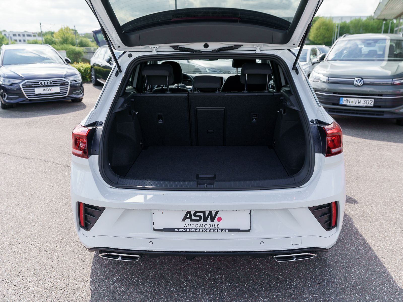 Fahrzeugabbildung Volkswagen T-ROC R-Line 2,0 TDI DSG LED NAVI RFK ACC VC AHK