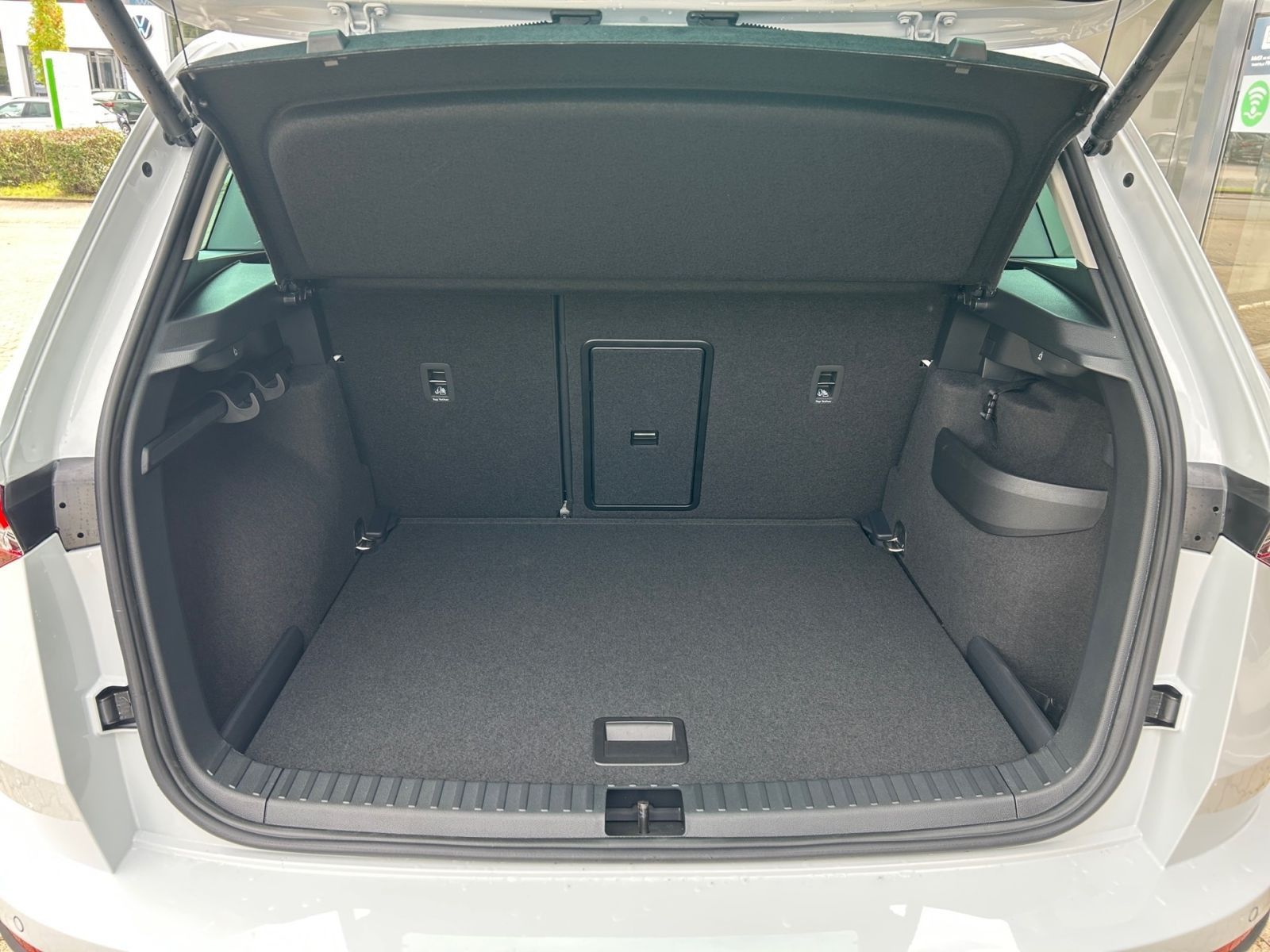 Fahrzeugabbildung SKODA Karoq Tour 1,5 TSI 150PS DSG ACC Kamera SHZ ACC