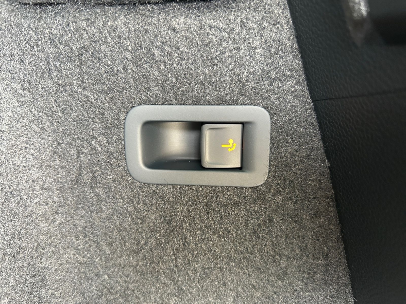 Fahrzeugabbildung SKODA Karoq Tour 1,5 TSI 150PS DSG ACC Kamera SHZ ACC