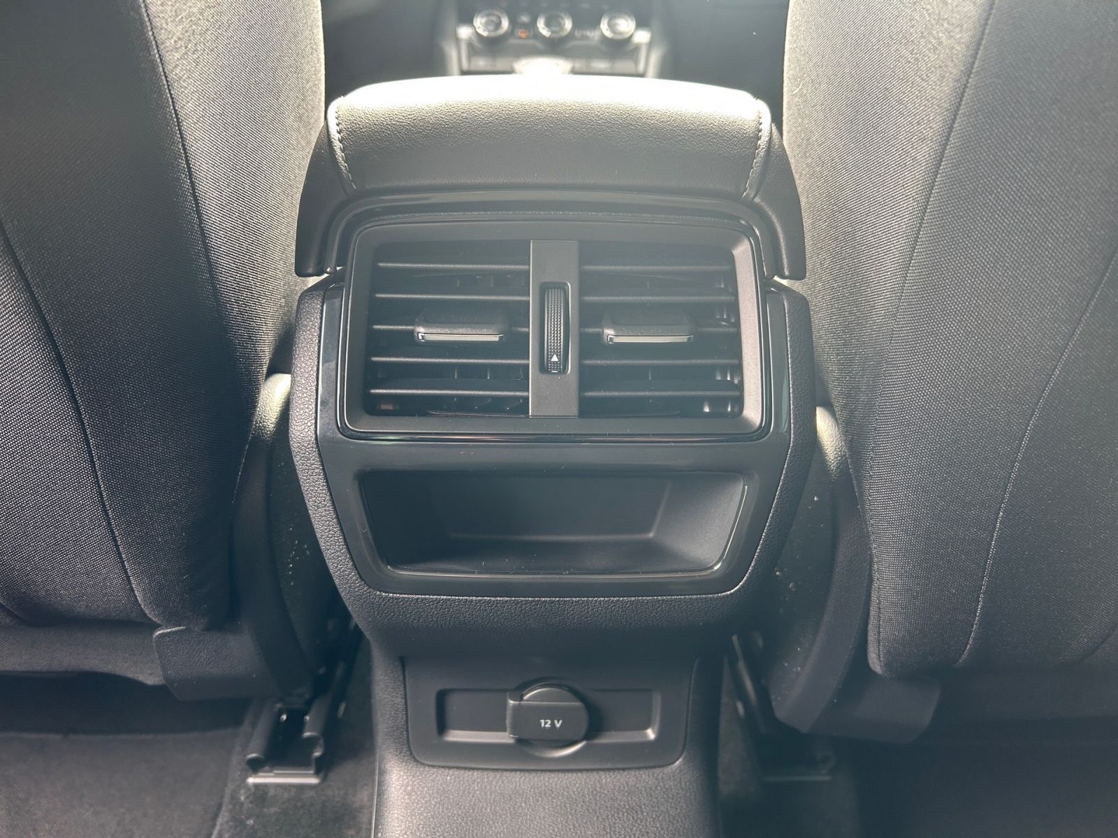 Fahrzeugabbildung SKODA Karoq Tour 1,5TSI 150PS DSG ACC Kamera SHZ AHK