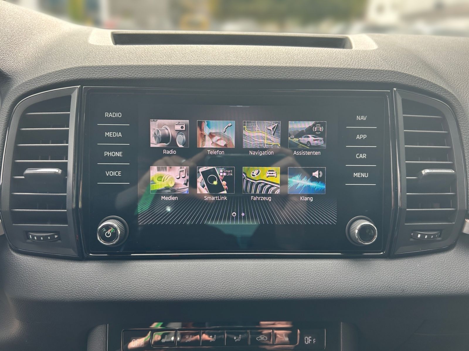 Fahrzeugabbildung SKODA Karoq Tour 1,5 TSI 150PS DSG ACC Kamera SHZ ACC