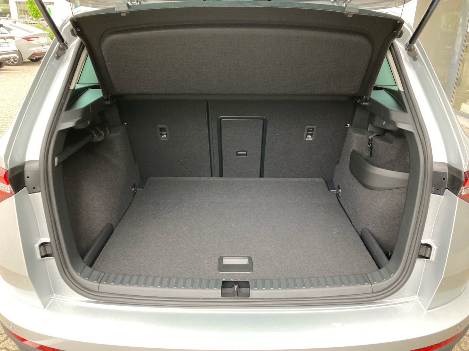 Fahrzeugabbildung SKODA Karoq Selection 1,5 TSI 150PS DSG ACC Kamera AHK