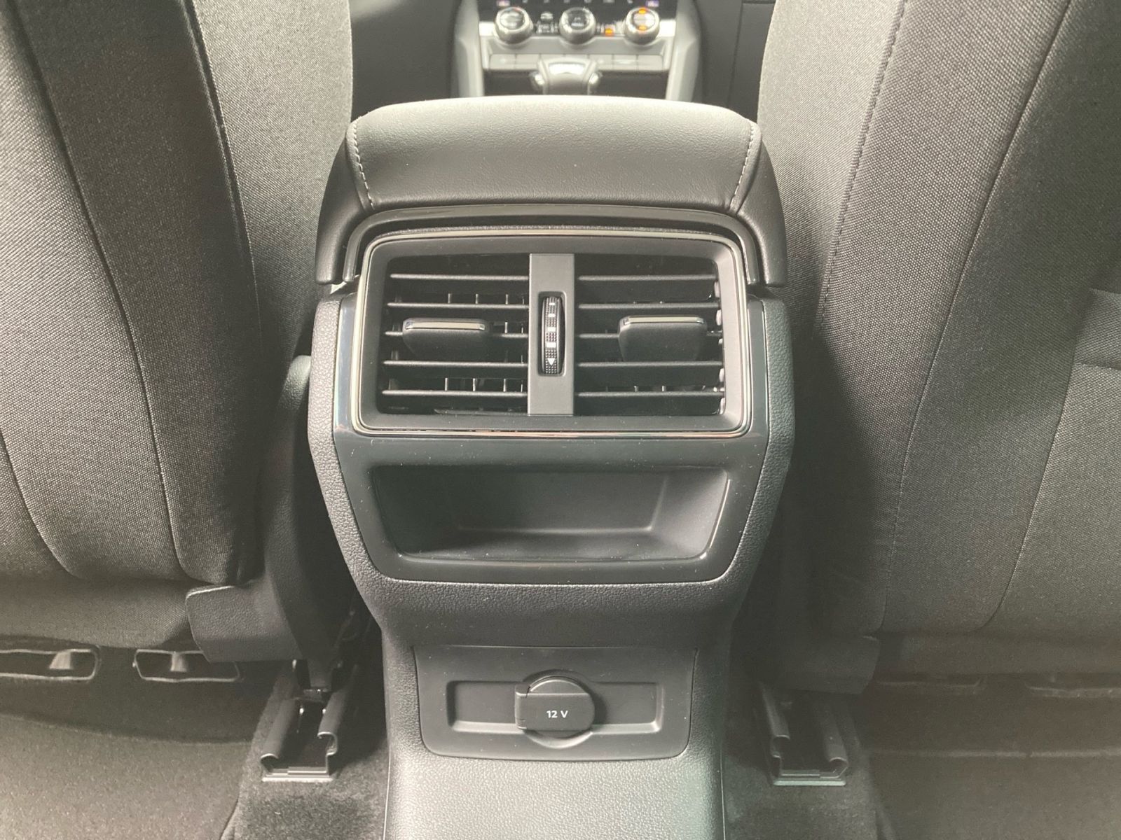 Fahrzeugabbildung SKODA Karoq Selection 1,5 TSI 150PS DSG ACC Kamera AHK