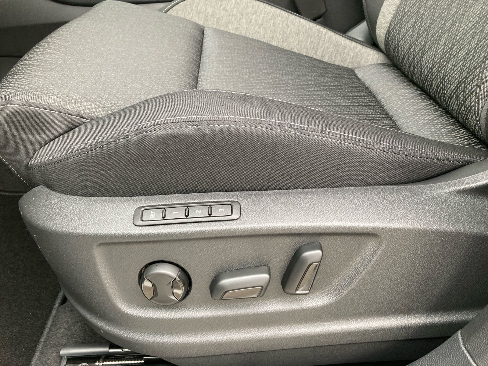 Fahrzeugabbildung SKODA Karoq Selection 1,5 TSI 150PS DSG ACC Kamera AHK