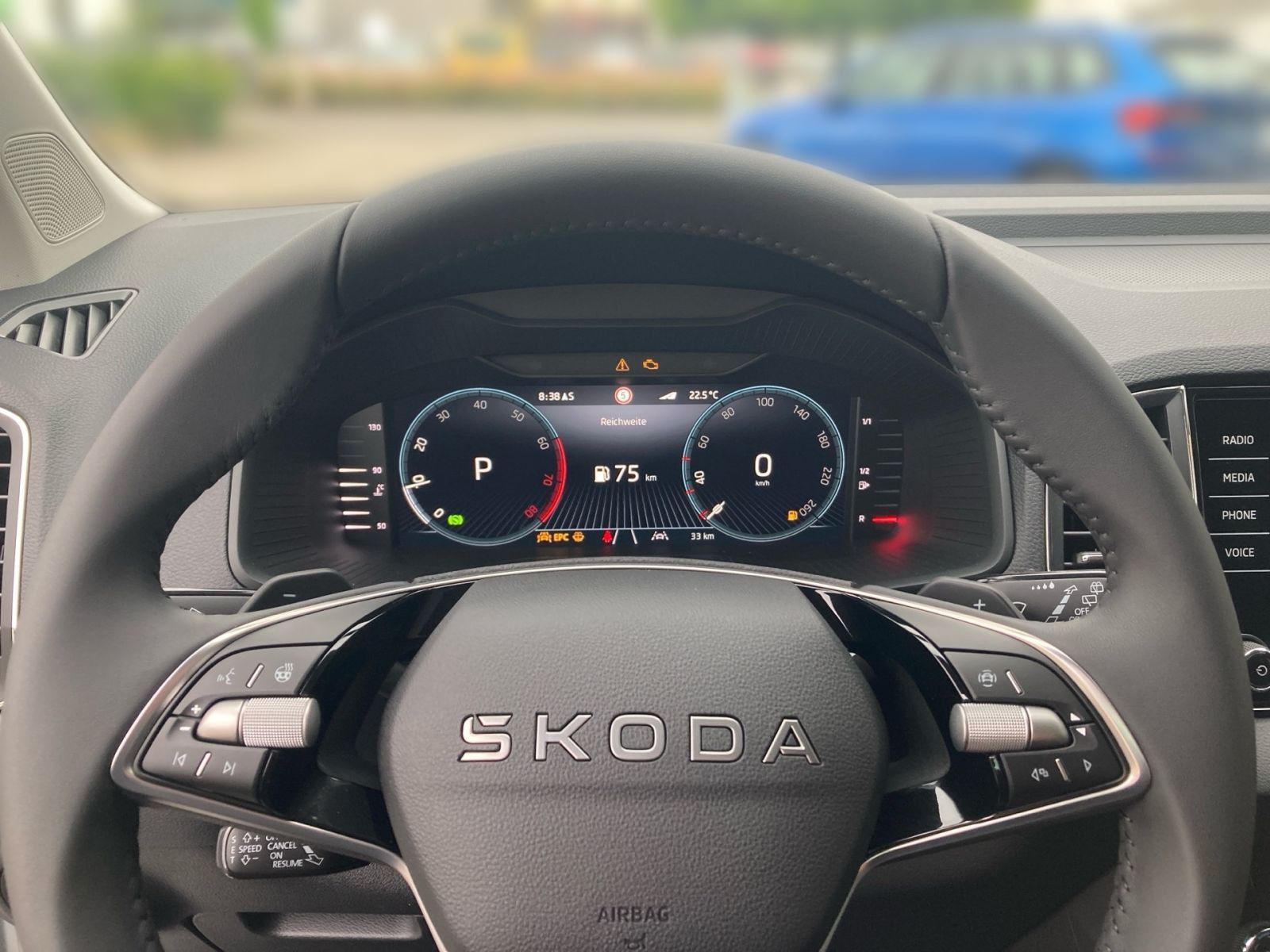 Fahrzeugabbildung SKODA Karoq Selection 1,5 TSI 150PS DSG ACC Kamera AHK