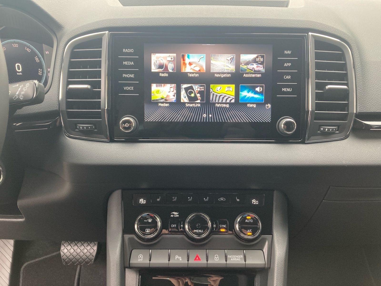 Fahrzeugabbildung SKODA Karoq Selection 1,5 TSI 150PS DSG ACC Kamera AHK