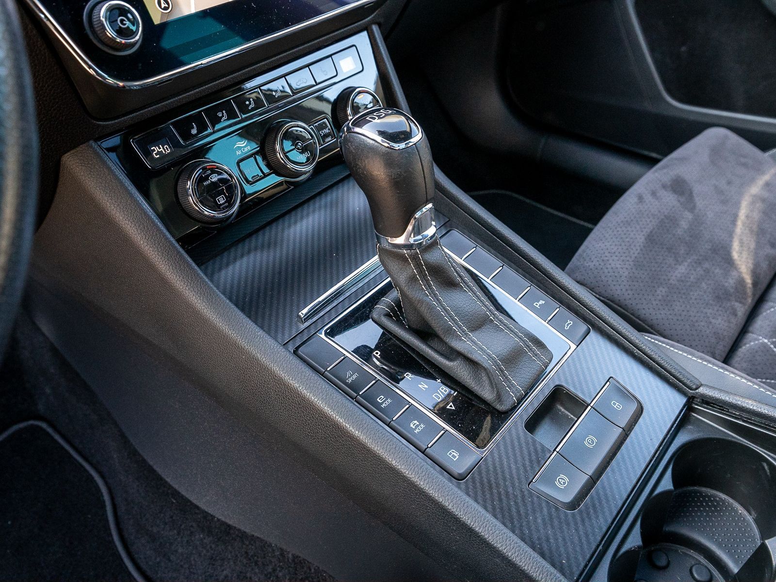 Fahrzeugabbildung SKODA Superb iV Combi Sportline 1,4Hybrid LED NAVI AHK