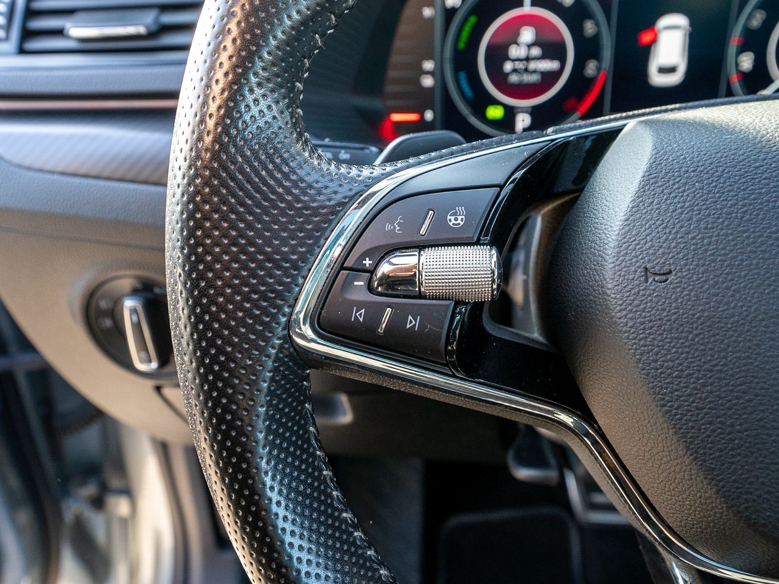 Fahrzeugabbildung SKODA Superb iV Combi Sportline 1,4Hybrid LED NAVI AHK